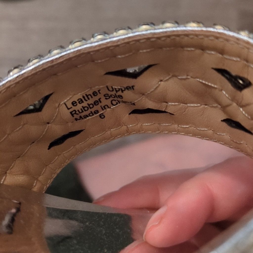 Badgley Mischka Badgley Mischka Trent silent leather thong sandals size 6 Size US 6 / IT 36 - 3 Thumbnail