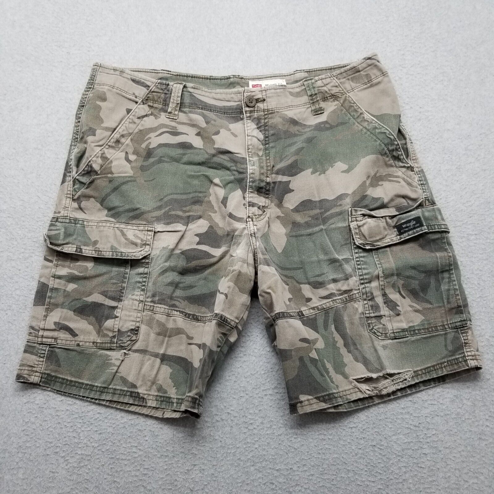 Wrangler Wrangler Cargo Shorts Mens 38 Camouflage Casual Distressed Size US 38 / EU 54 - 1 Thumbnail