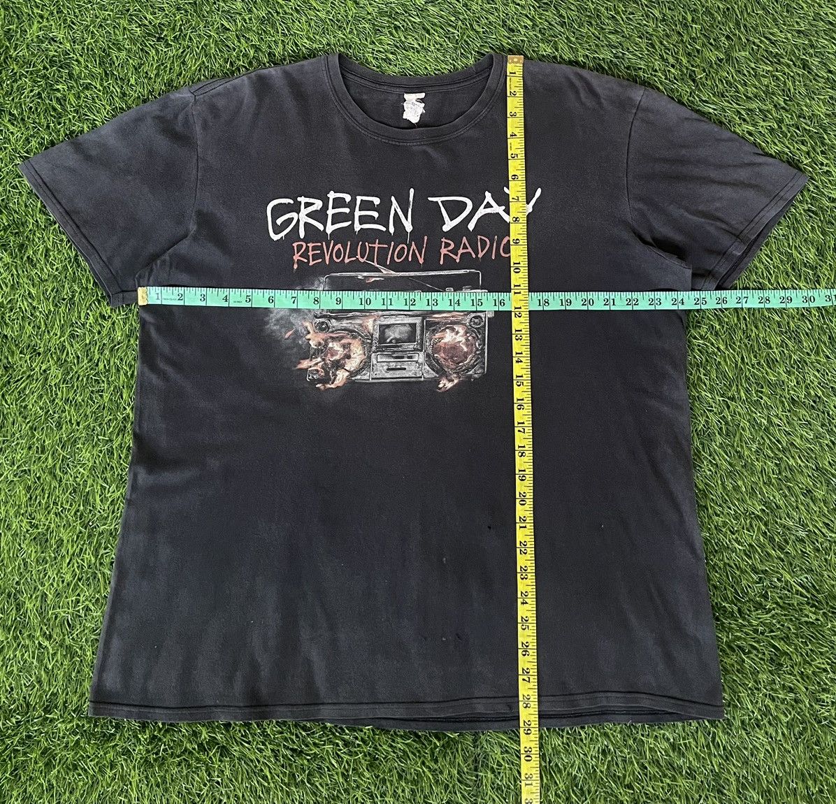 Band Tees Vintage💢GREEN DAY💢REVOLUTION RADIO TOUR 2017 Sun Faded Tee Size US XL / EU 56 / 4 - 11 Thumbnail