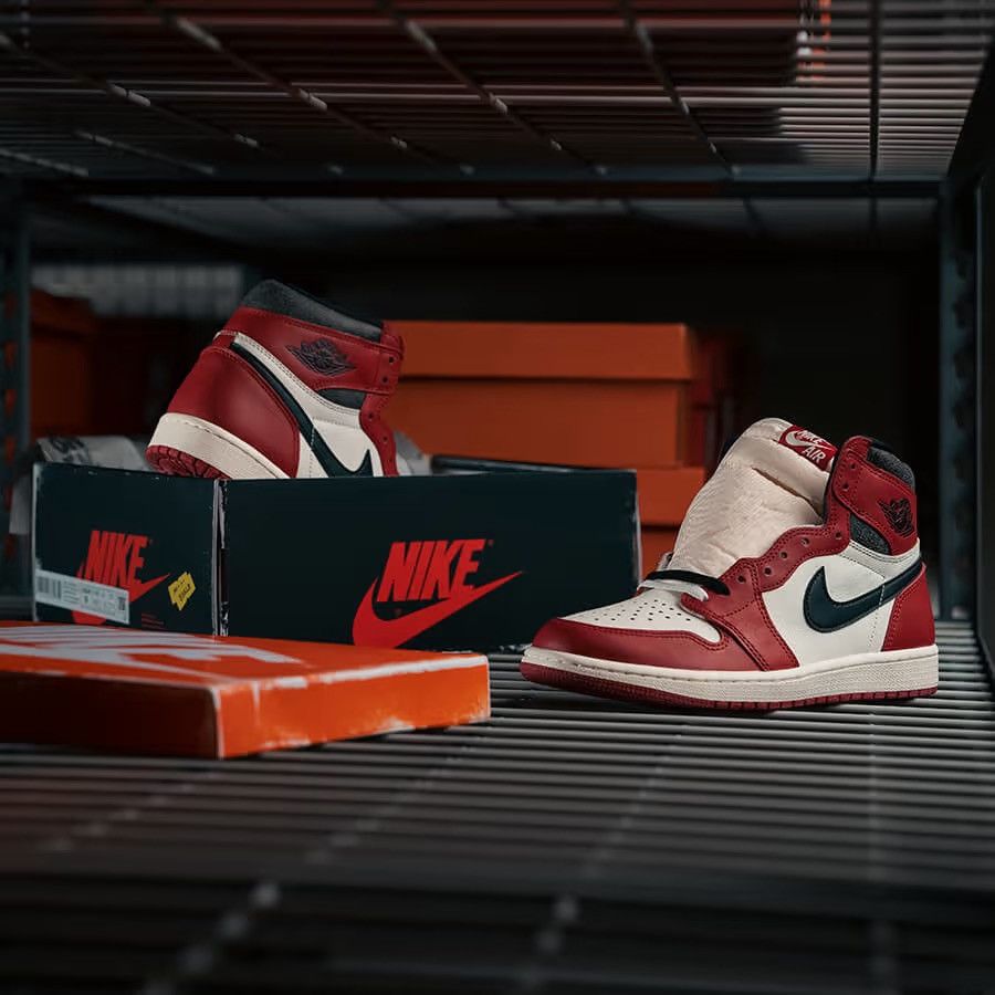 Jordan Brand Jordan 1 Retro High OG - Chicago Lost and Found Size US 10 / EU 43 - 3 Thumbnail