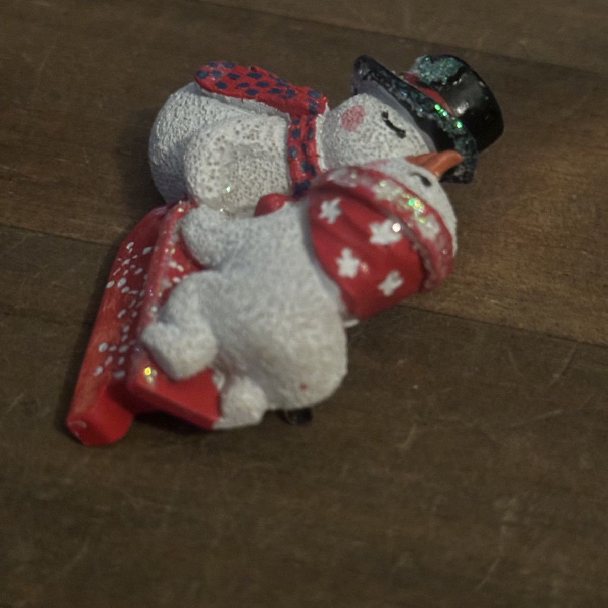 Vintage Vintage resin kissing snowmen brooch Size ONE SIZE - 6 Thumbnail