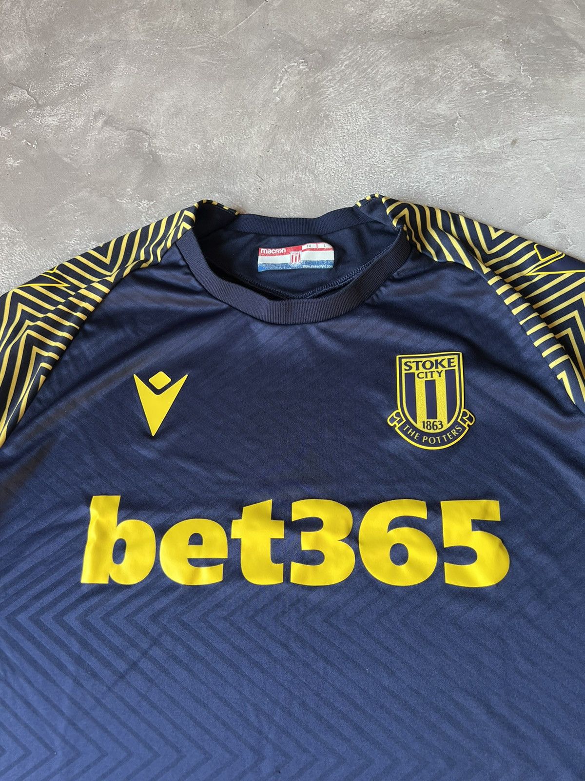 Vintage Vintage Macron Stoke City Y2k jersey Size US L / EU 52-54 / 3 - 4 Thumbnail