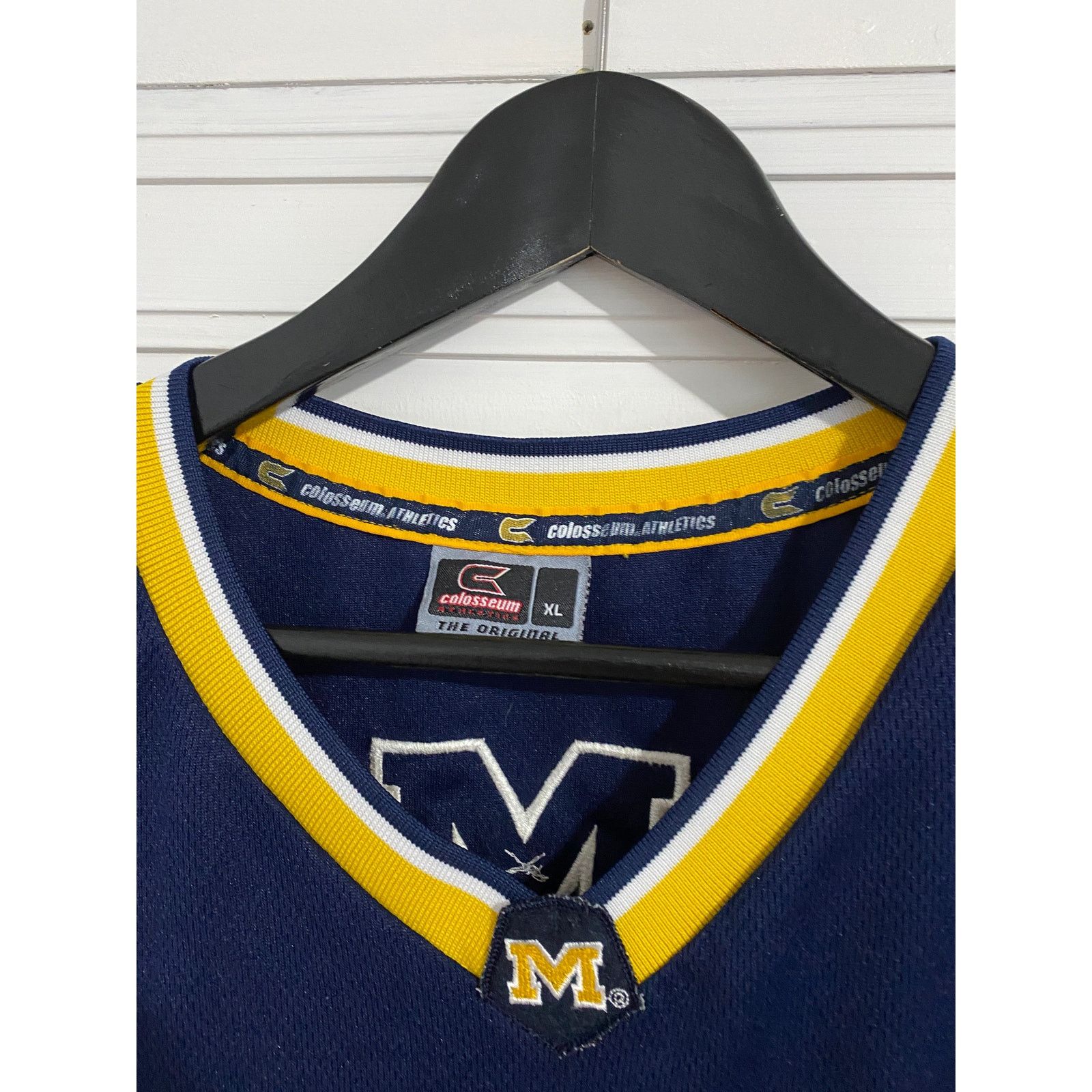 Colosseum Athletics Michigan Wolverines College Basketball Jersey Size XL Size US XL / EU 56 / 4 - 3 Thumbnail