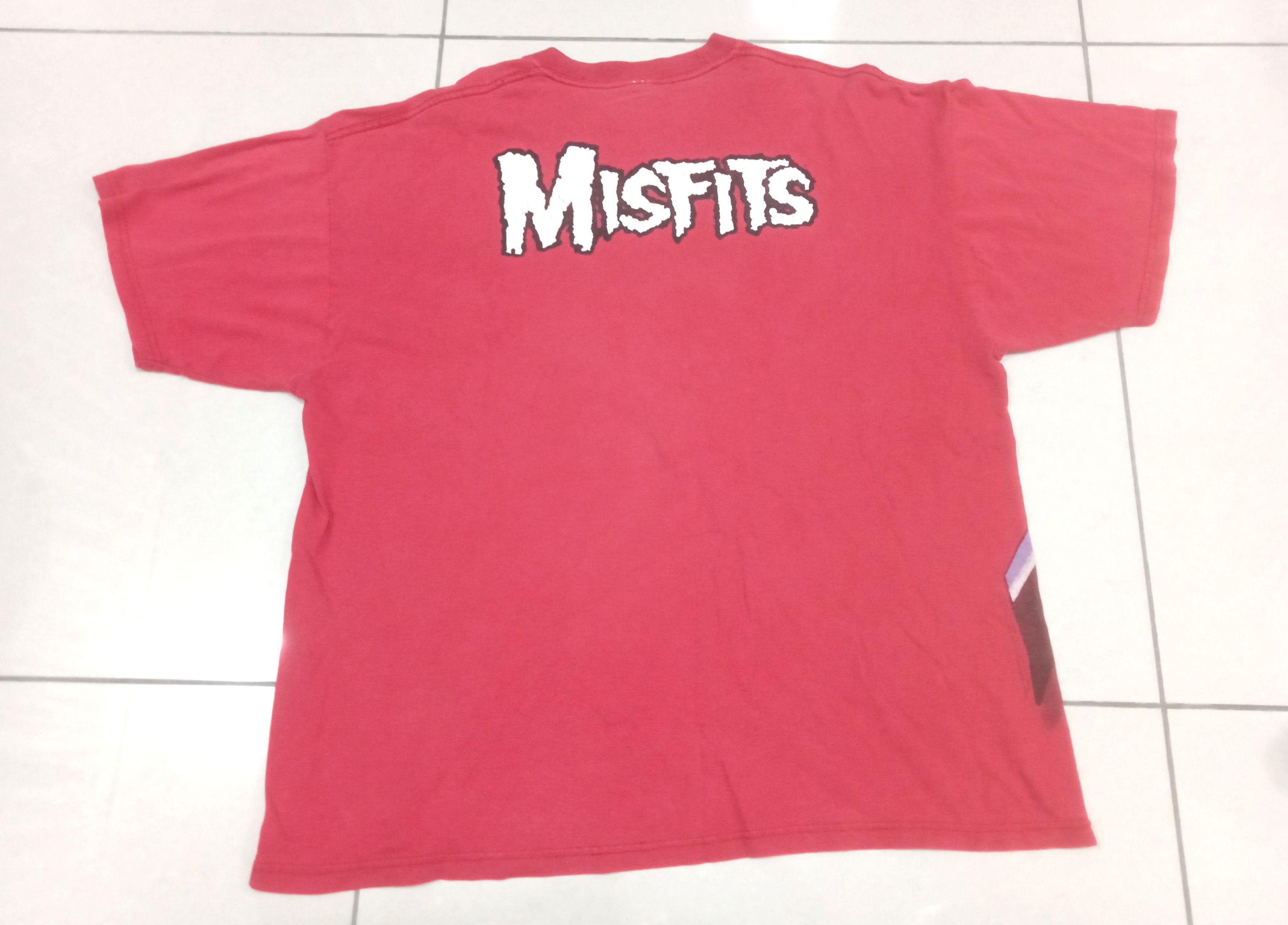 Band Tees Vintage 2000s Misfits T Shirt Thrashed Size US XL / EU 56 / 4 - 2 Thumbnail