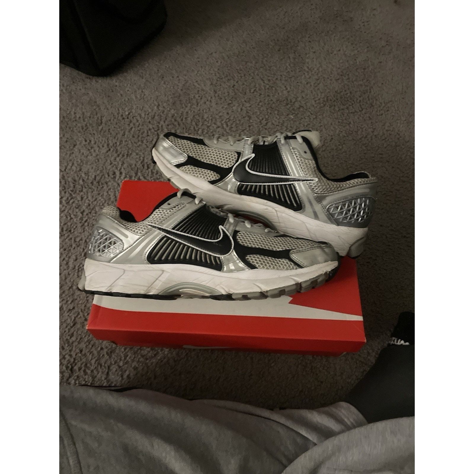 Nike Size 10 - Nike Zoom Vomero 5 ‘Metallic Silver/Black’ Size US 10 / EU 43 - 3 Thumbnail