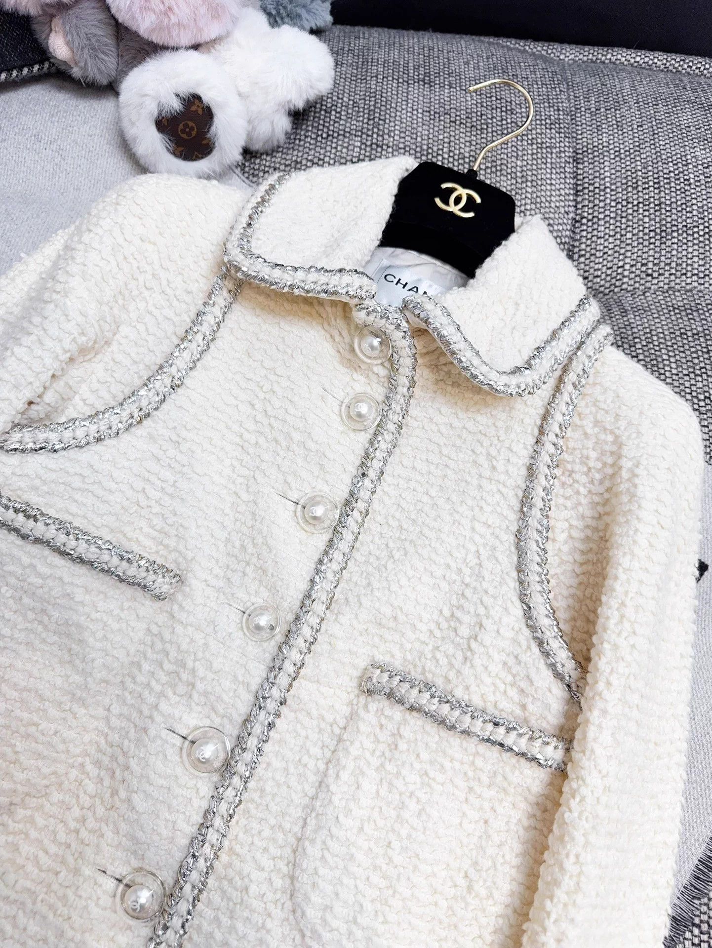 Chanel Chanel 17K Ivory Silver Trim 2Pkt PearlBtn TweedJacket 36 Size XS / US 0-2 / IT 36-38 - 3 Thumbnail