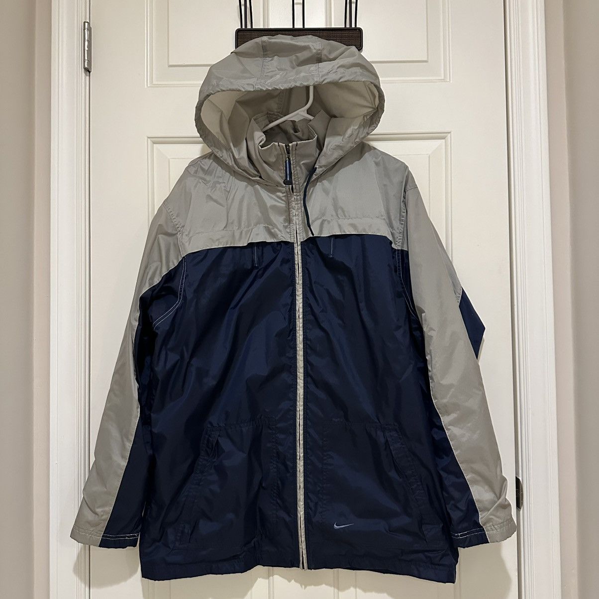 Nike Vintage 2000s Nike Navy Grey Nylon Hooded Windbreaker Jacket Size US L / EU 52-54 / 3 - 1 Thumbnail