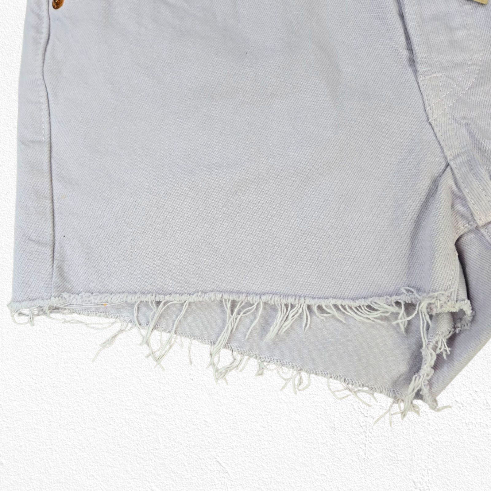 Levi's Levi's Washed Lilac Cutoff Denim Shorts Size 27 Size 27" / US 4 / IT 40 - 3 Thumbnail