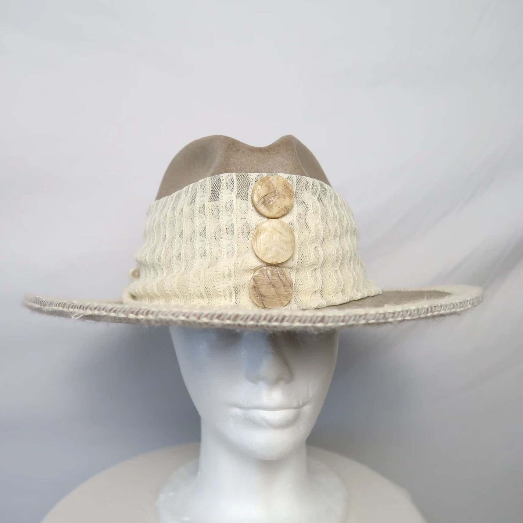 FELT VINTAGE Australian felt wool rancher hat with lace feather - taupe grey - wide brim - 6 7/8 - Hippy - 24" circumference - Excellent condition - Mens Size ONE SIZE - 3 Thumbnail