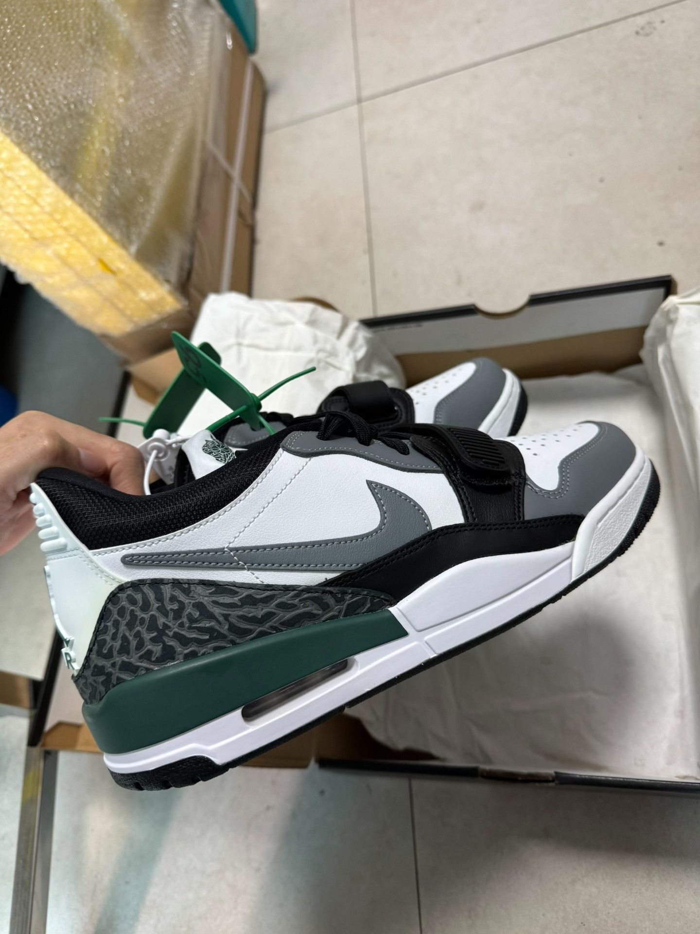 Nike Nike Green Lowtop Sneakers 44.5 Men Size US 11 / EU 44 - 1 Thumbnail