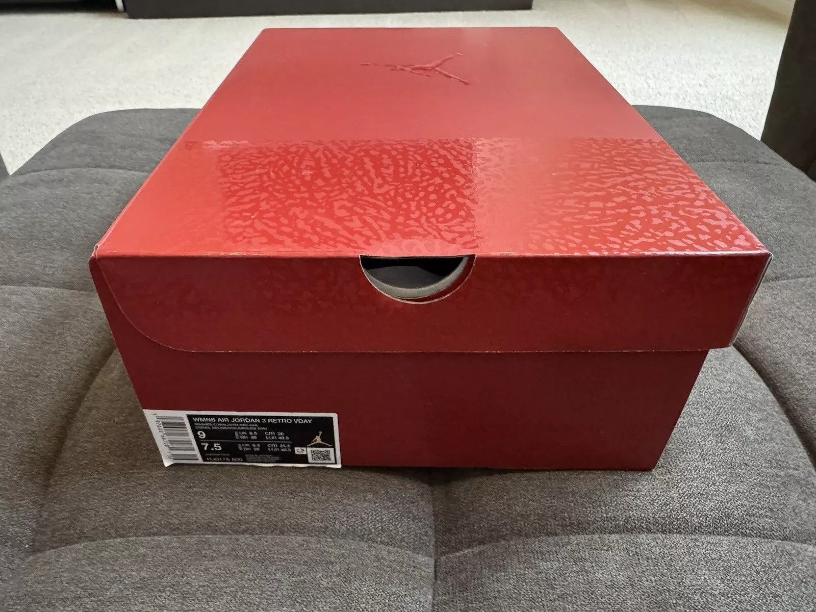 Jordan Brand × Nike Jordan 3 Retro Valentine's Day Treat Yourself (2025) Size US 9 / IT 39 - 9 Thumbnail