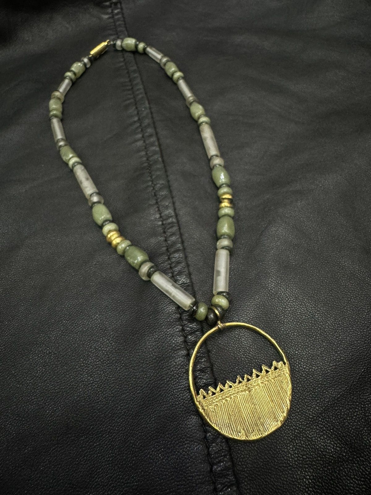 Jewelry VINTAGE BRASS GREEN JADE BEADS STRAND NECKLACE Size ONE SIZE - 2 Thumbnail