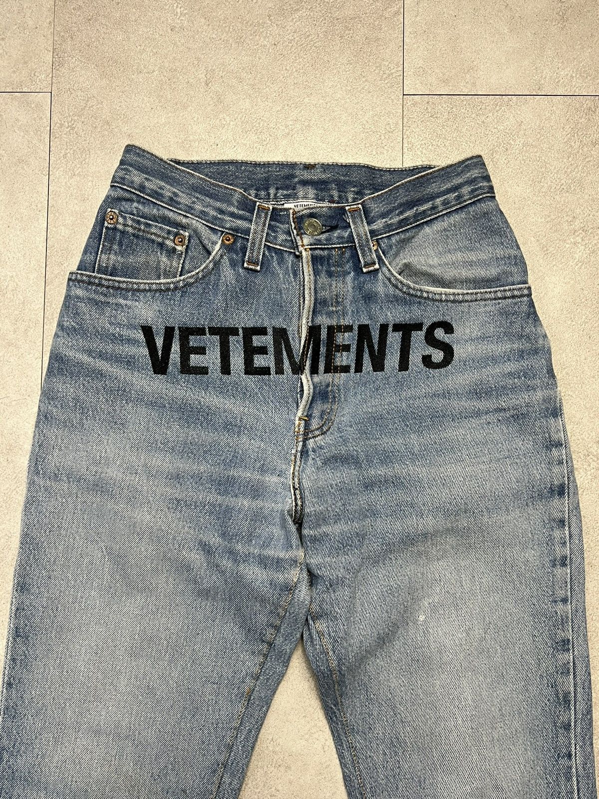 Vetements VETEMENTS x LEVIS FW17 RUNWAY EMBROIDERED LOGO DENIM JEANS Size US 28 / EU 44 - 3 Thumbnail