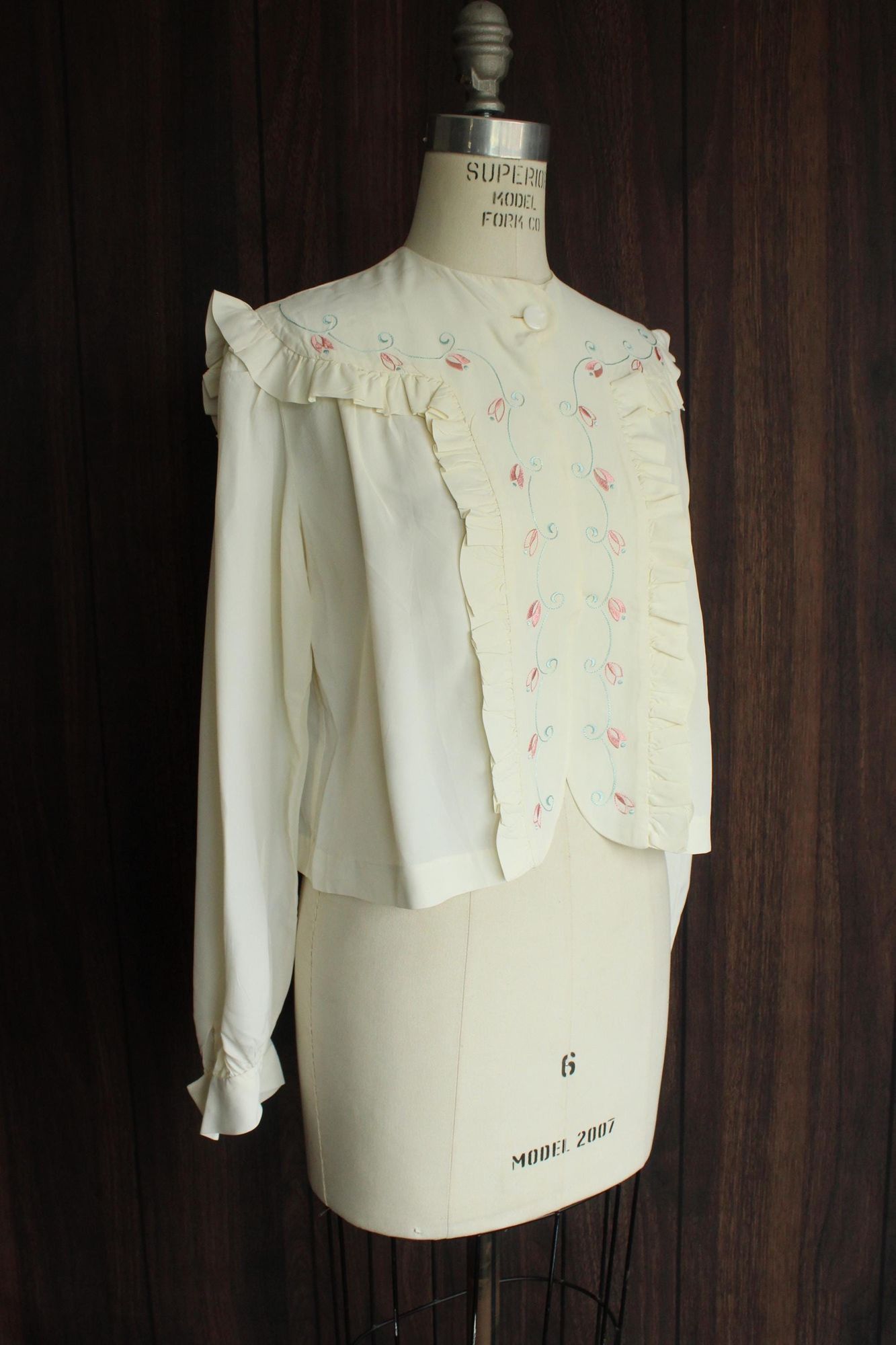 Vintage Vintage 1940s Bed Jacket, Winter White Rayon with Blue and P Size ONE SIZE - 5 Thumbnail