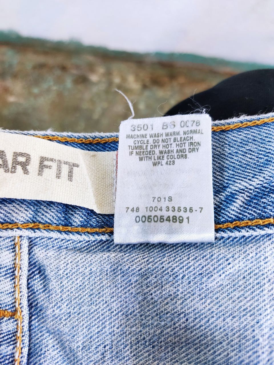 Levi's vintage levis 505 regular fit lightwash denim Size US 37 - 4 Thumbnail