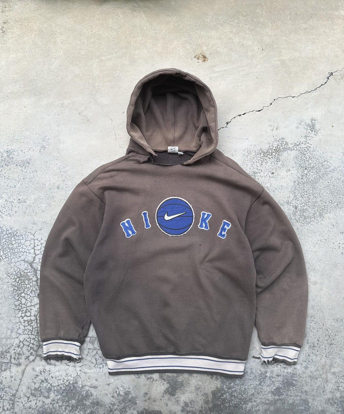 Nike Vintage THRASHED NIKE Center Logo Grunge Baggy Hoodie Size US L / EU 52-54 / 3 - 2 Thumbnail