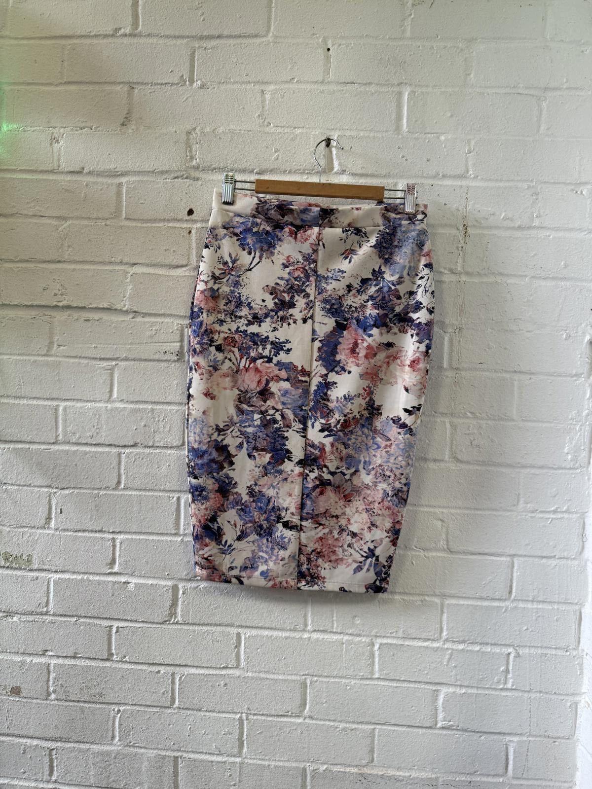 Warehouse Warehouse Floral Pencil Skirt Size 32" / US 10 / IT 46 - 1 Thumbnail