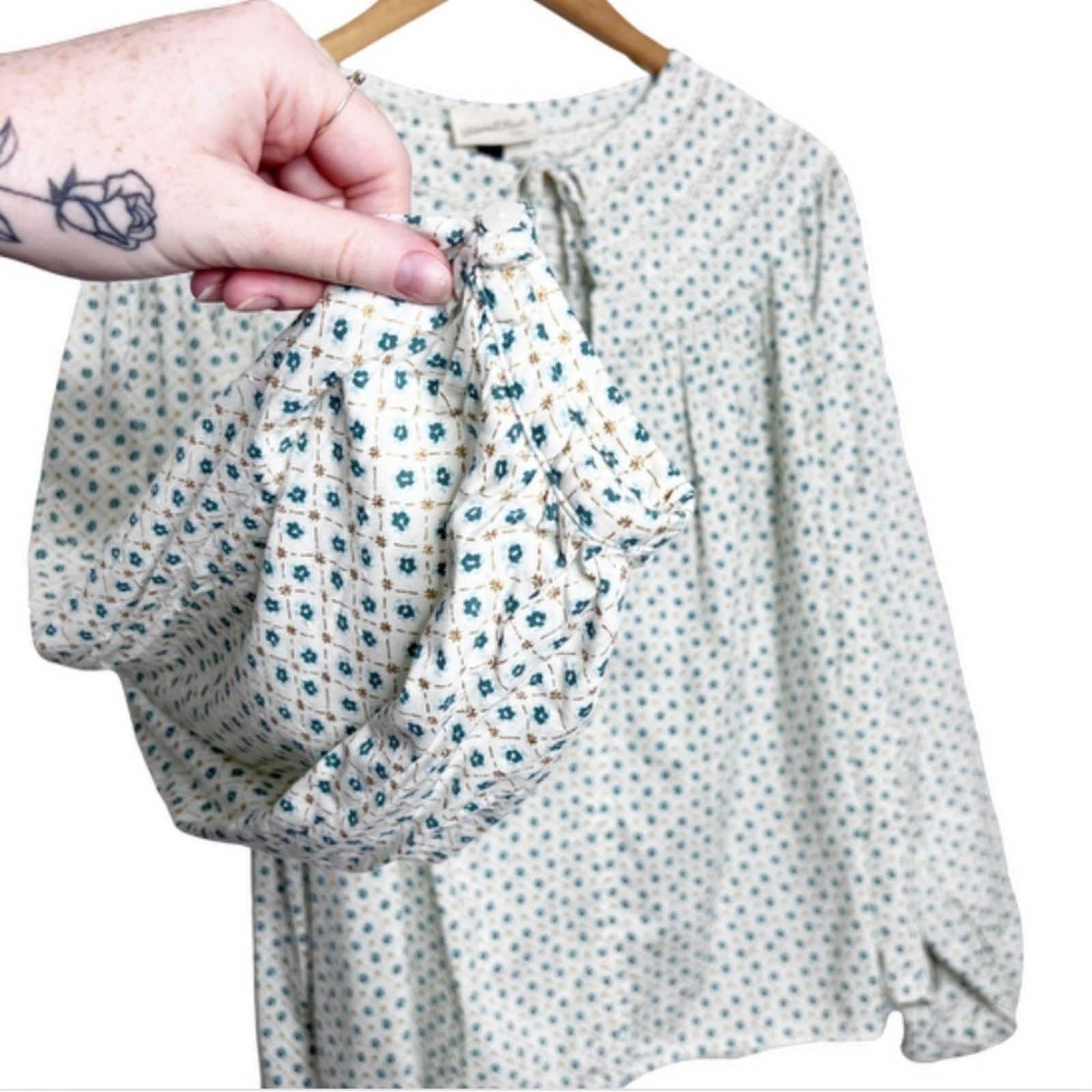 Target Basics New with Tag Universal Thread Women's Floral Blouse Size M / US 6-8 / IT 42-44 - 4 Thumbnail