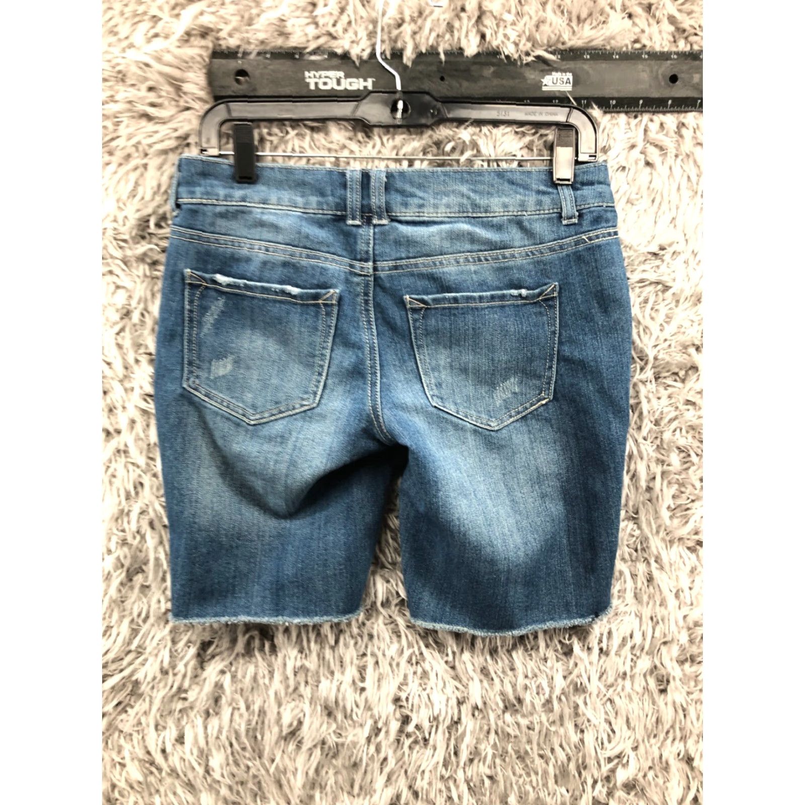 Mossimo Mossimo Cut-off Shorts Juniors Size 5 Mid Rise Medium Wash Blue Denim Raw Hem Womens Shorts Size 27" / US 4 / IT 40 - 4 Thumbnail