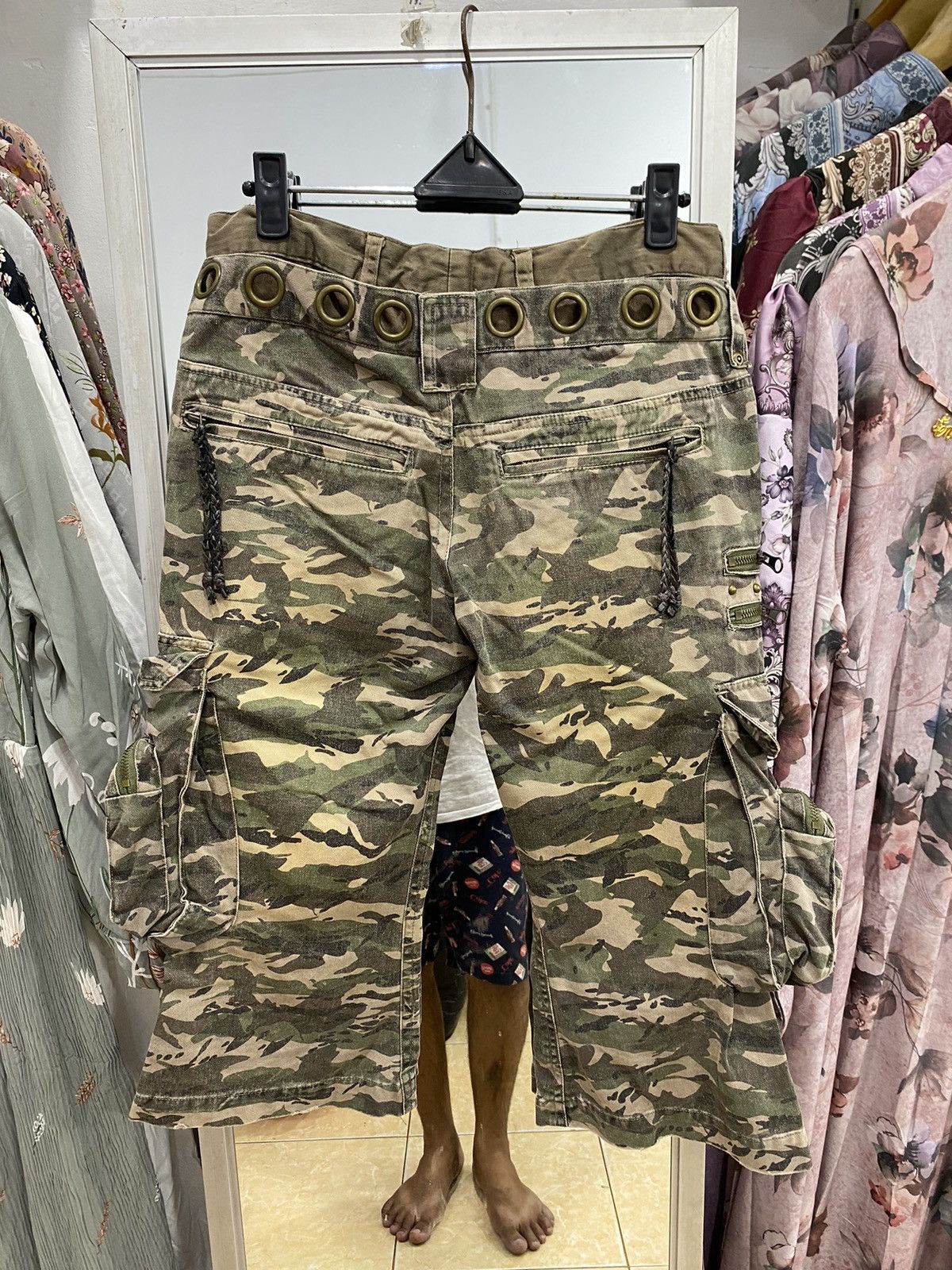 In The Attic In The Attic 12 Pocket Double Waist Camo Pants Size US 29 - 6 Thumbnail