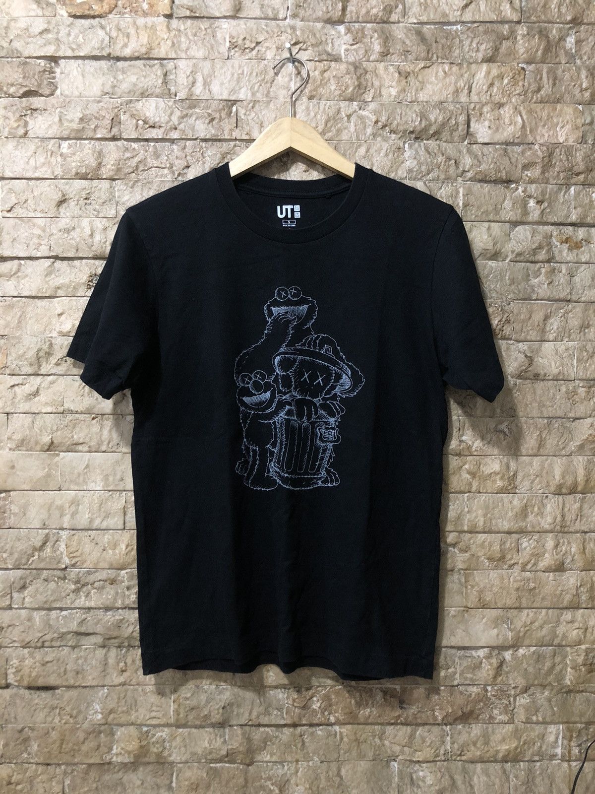 Japanese Brand × Kaws × Uniqlo Uniqlo X Kaws Sesame Street Tee Size US S / EU 44-46 / 1 - 1 Thumbnail