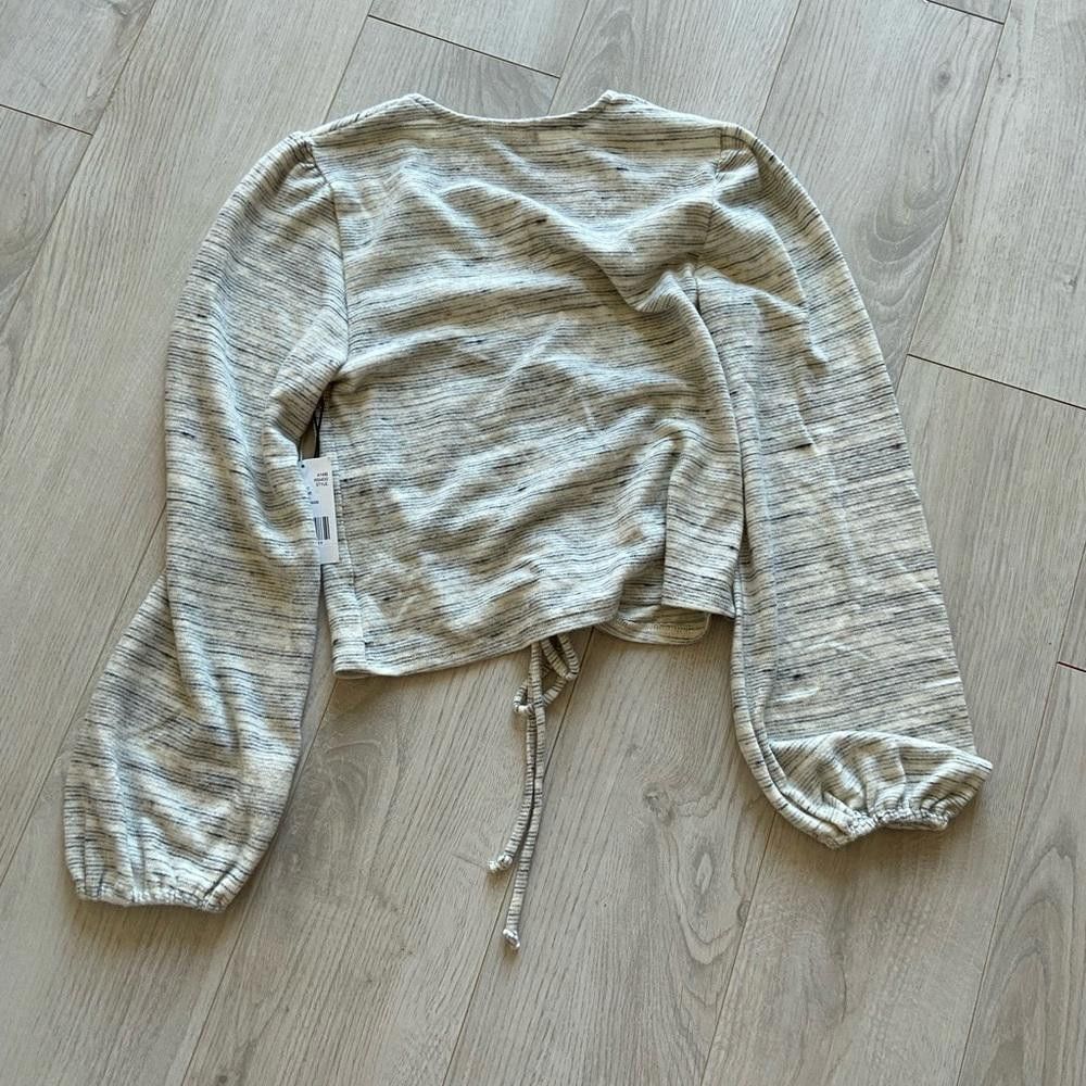 Designer Chic Lightweight Cropped Cardigan with Tie Detail Size M / US 6-8 / IT 42-44 - 4 Thumbnail