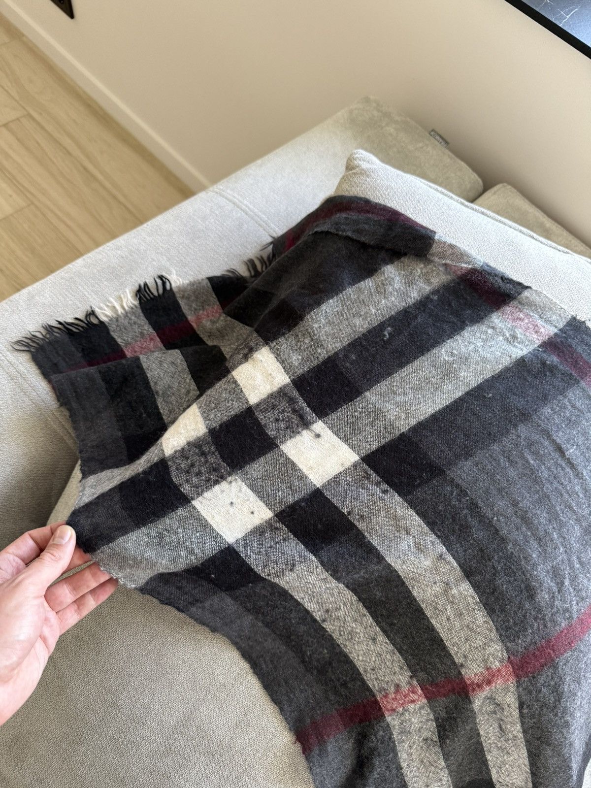 Burberry Burberry Check Cashmere and Wool Lightweight Scarf Size ONE SIZE - 12 Thumbnail