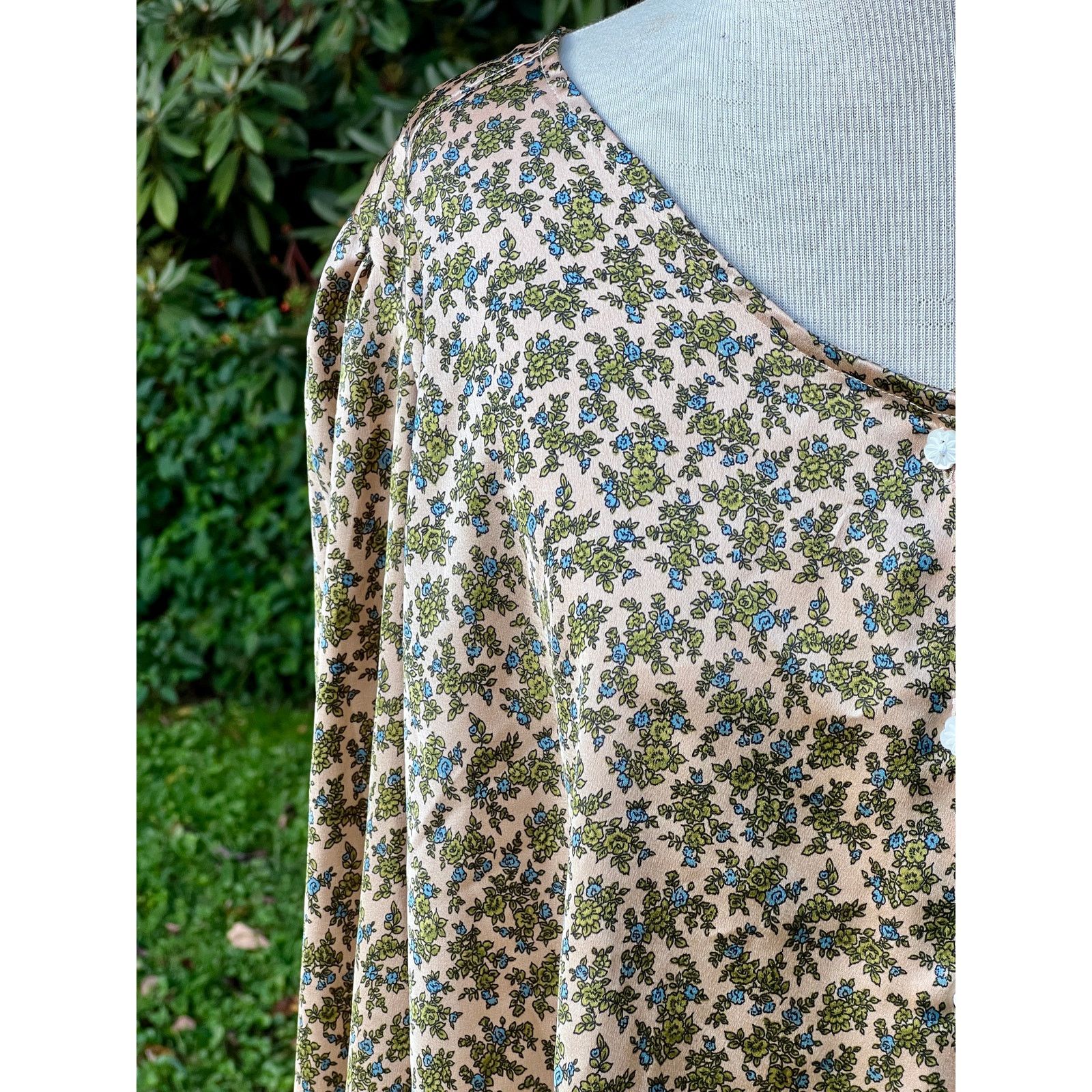 Levi's Women Levis XL Delany Button Front Blouse Flowy Satin Floral Size XL / US 12-14 / IT 48-50 - 3 Thumbnail