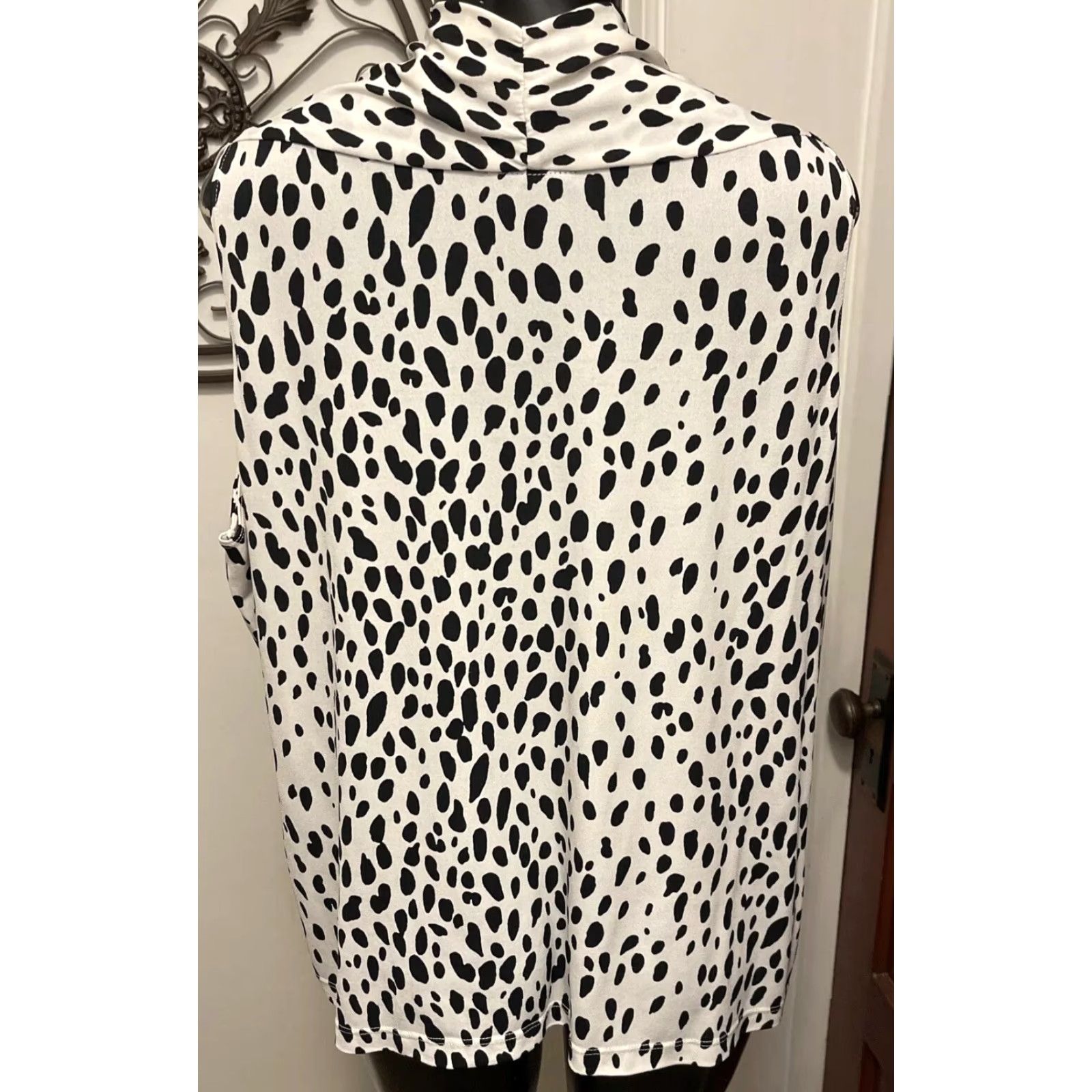 Vintage VINTAGE 1X Rafaella Woman Sleeveless V-Neck Animal Print Ivory & Black Top Womens Size XL / US 12-14 / IT 48-50 - 5 Thumbnail