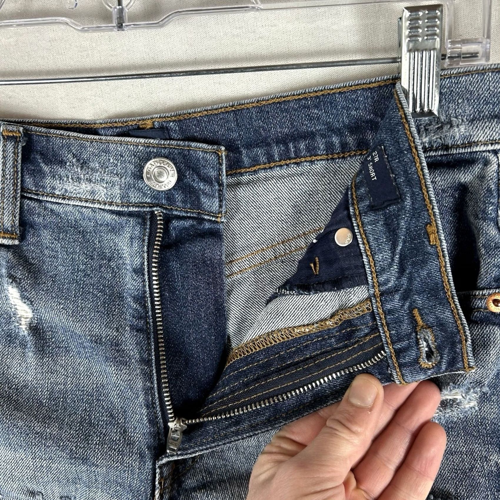 Gap Gap Jeans Shorts Womens 3” Inseam Denim Blue Casual 27R Mid Rise 3" Inseam Cut-Off Size 27" / US 4 / IT 40 - 2 Thumbnail