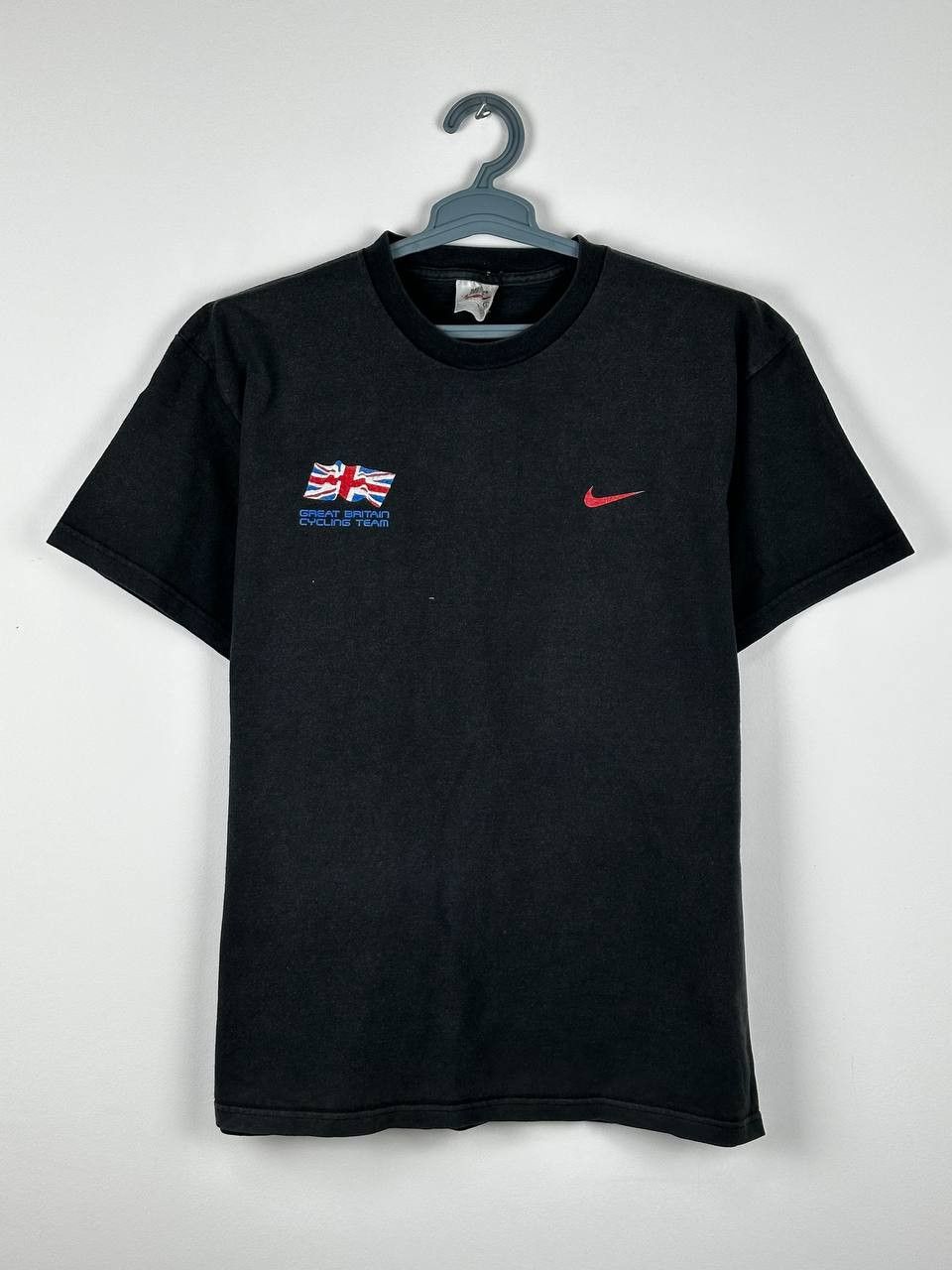 Nike × Vintage Vintage Faded Nike Great Britain Center Logo Swoosh T Shirt Size US L / EU 52-54 / 3 - 1 Thumbnail
