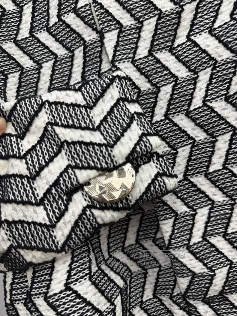 Chanel Chanel Black and white geometric printed jacket Size XS / US 0-2 / IT 36-38 - 2 Thumbnail