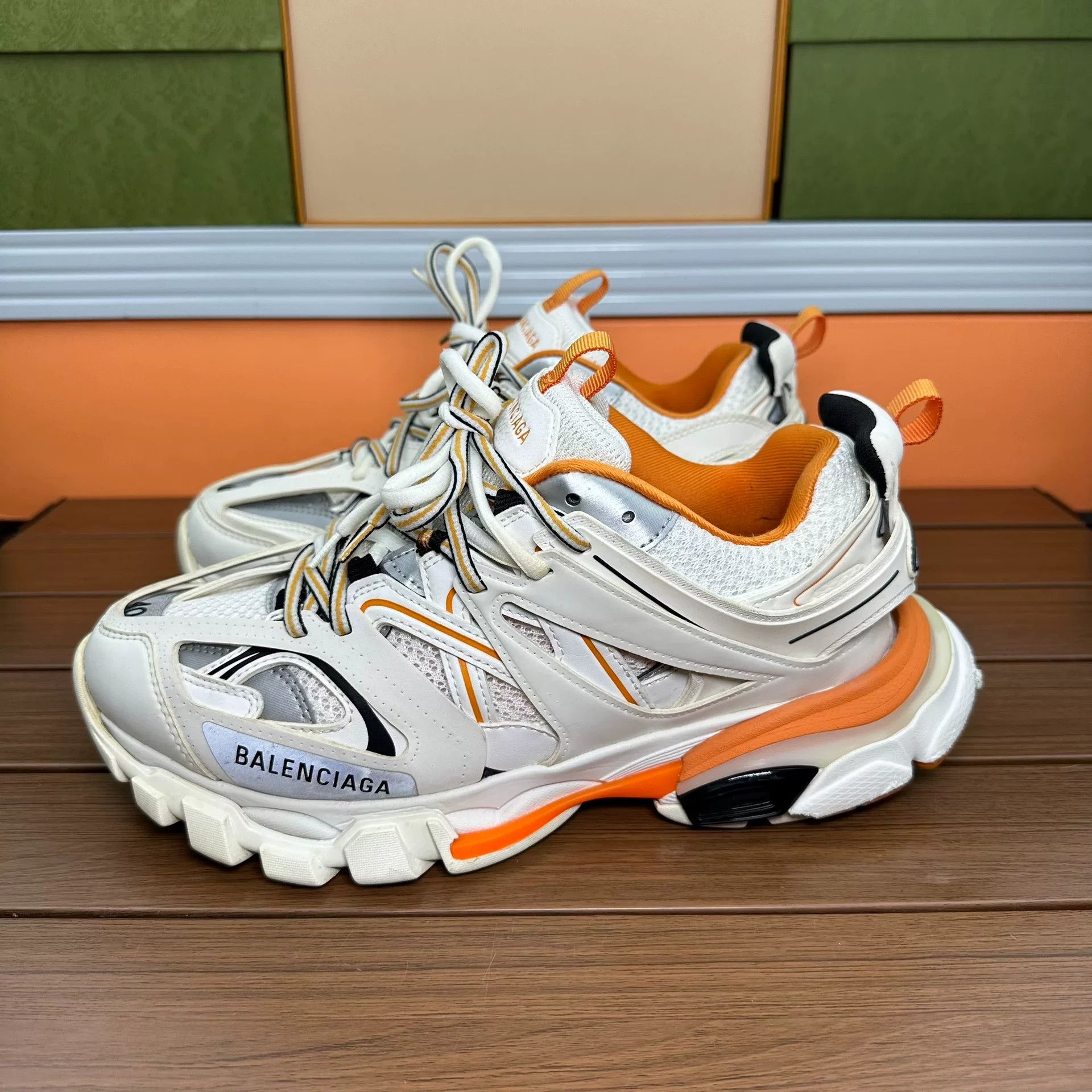 Balenciaga Balenciaga White Lowtop Sneakers 7 Men Size US 7 / EU 40 - 1 Thumbnail