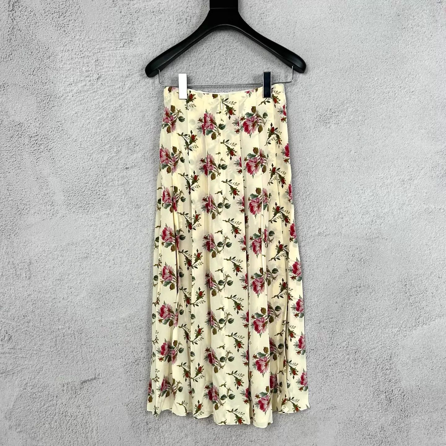 Gucci Gucci beach vacation floral pattern skirt Size 26" / US 2 / IT 38 - 2 Thumbnail