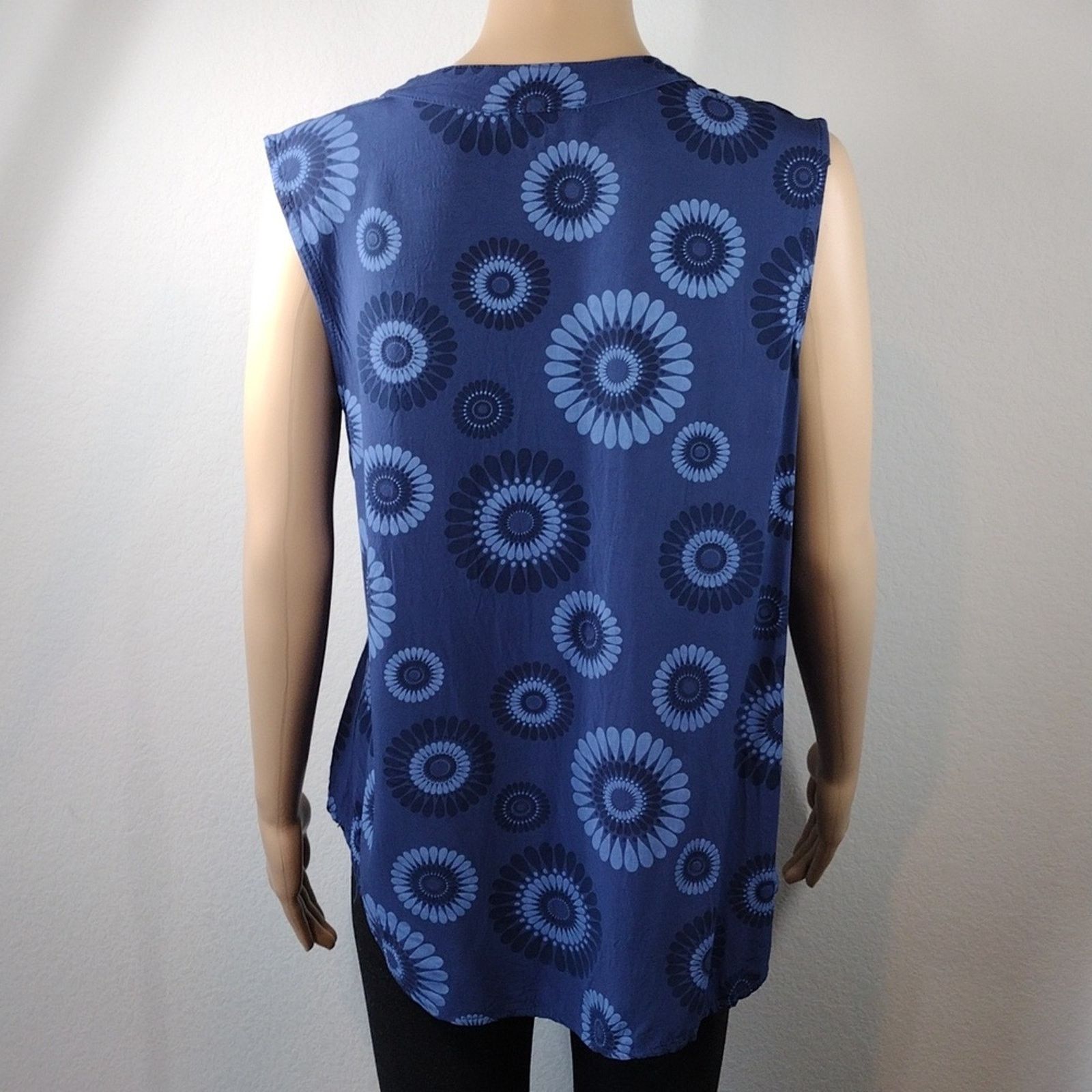 Other Linda Made In Italy Navy Blue Floral Flowy Tank Top Shirt Size XL / US 12-14 / IT 48-50 - 2 Thumbnail
