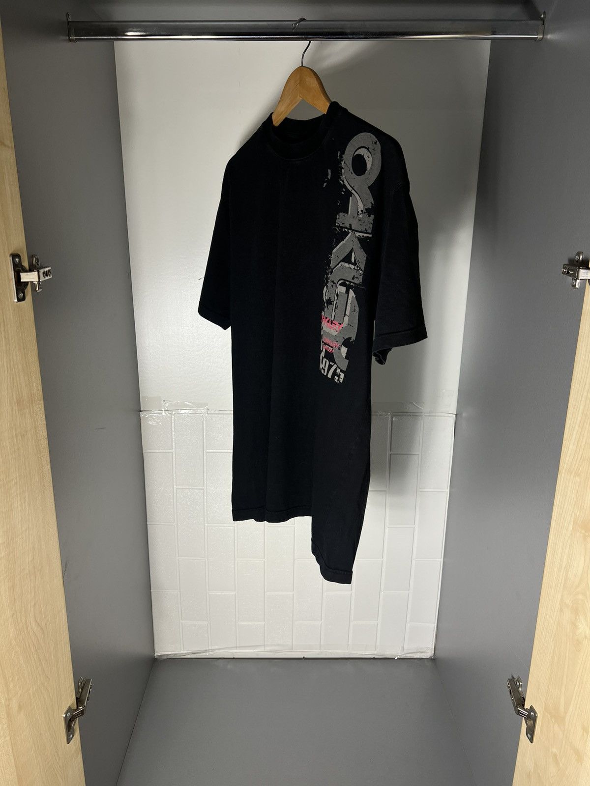 Oakley VINTAGE OAKLEY ART DESIGNER SURF T-SHIRT RETRO SK8 Y2K 90s Size US XL / EU 56 / 4 - 10 Thumbnail