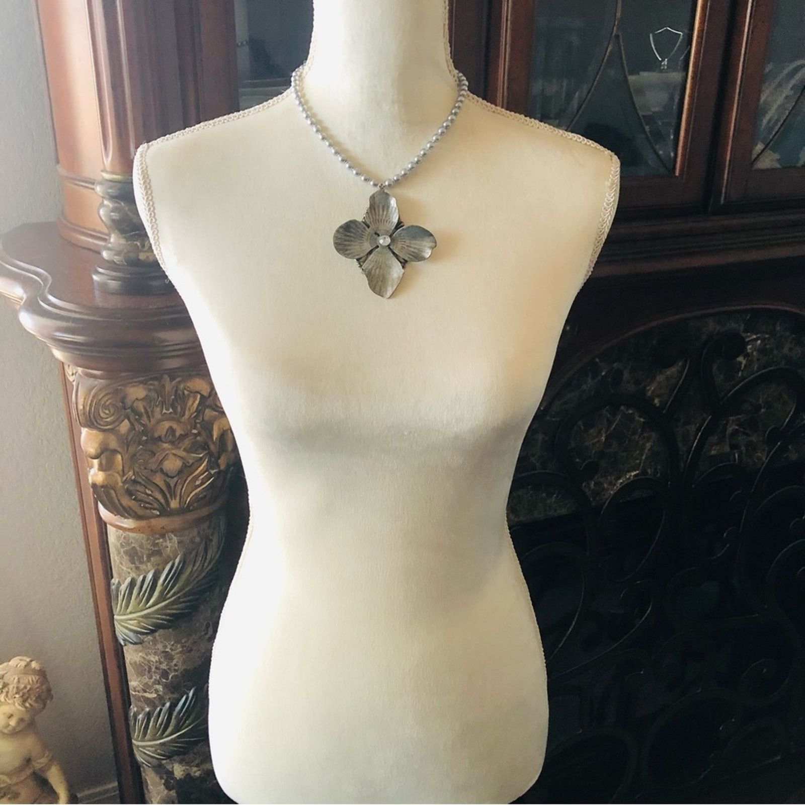 Handmade Handcrafted repurpose large silver floral Pearl necklace Size ONE SIZE - 6 Thumbnail