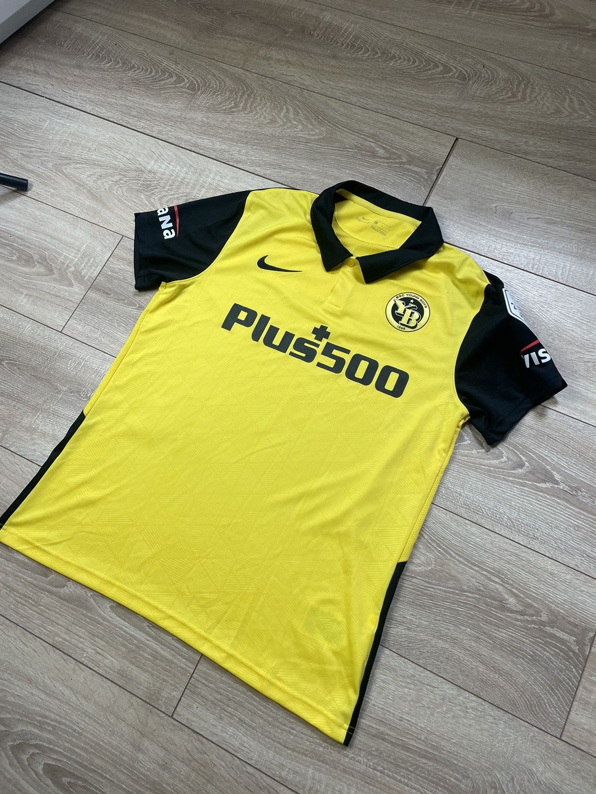 Nike YOUNG BOYS 2020/2021 HOME FOOTBALL SHIRT NIKE SOCCER JERSEY Size US L / EU 52-54 / 3 - 3 Thumbnail