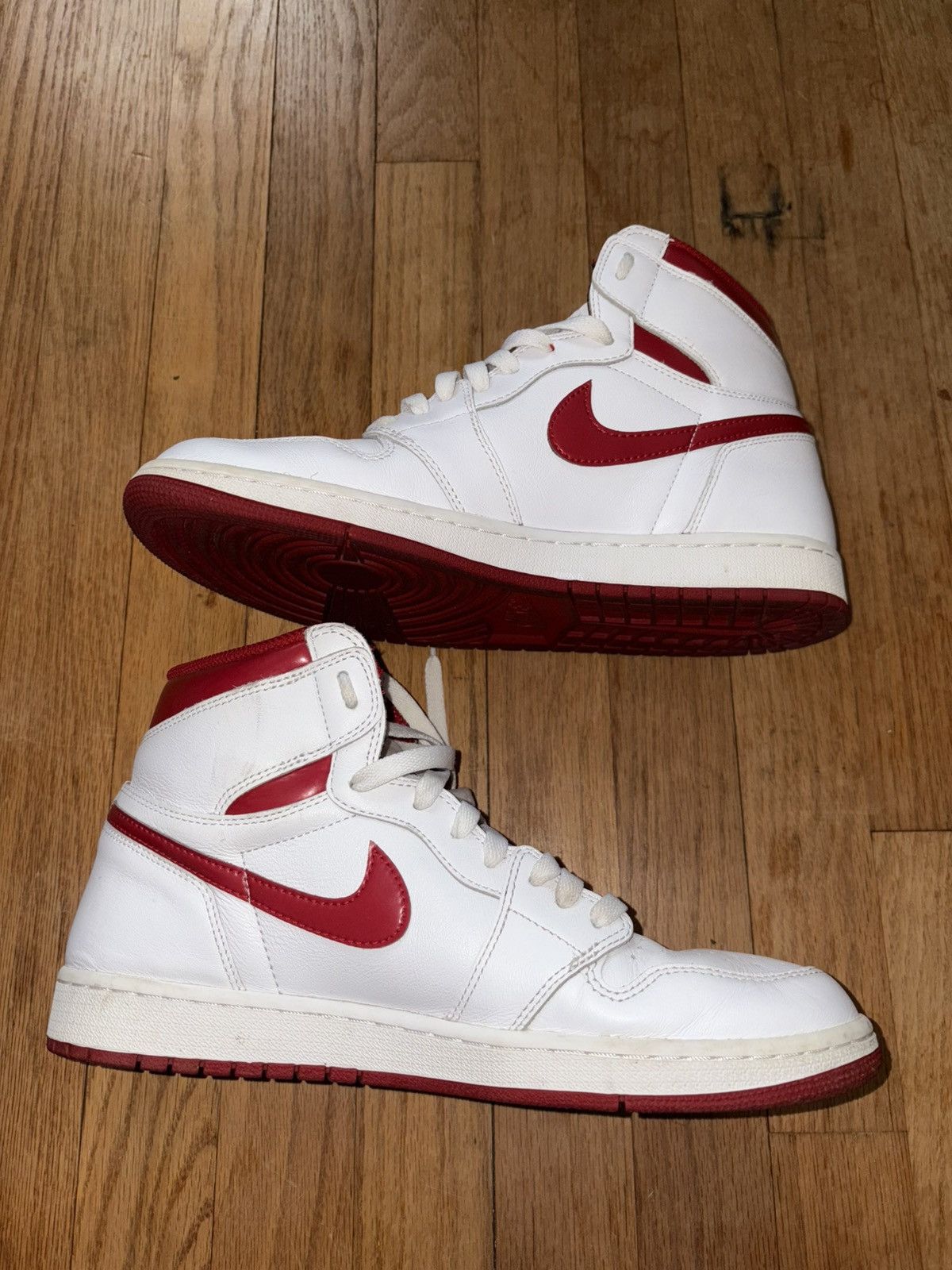 Jordan Brand × Nike Air Jordan 1 Retro High OG Metallic Red Size US 11 / EU 44 - 2 Thumbnail