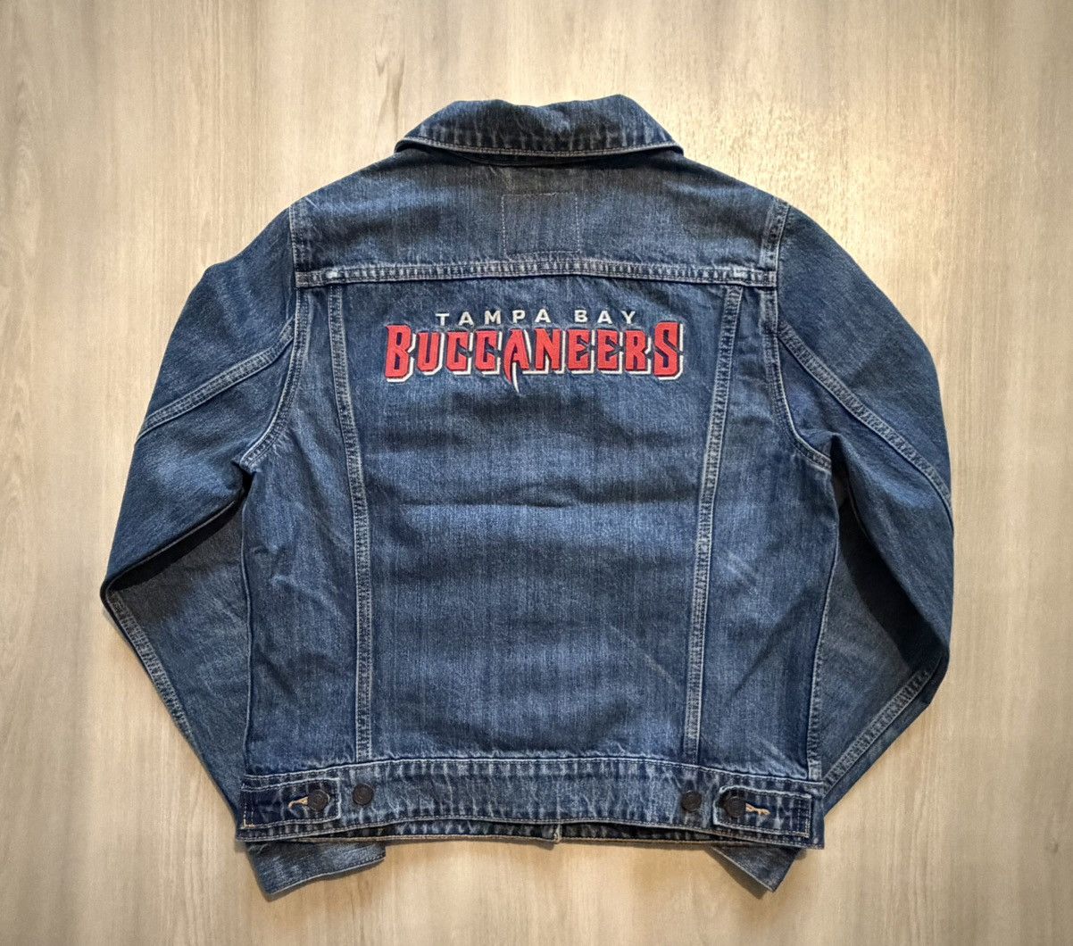 Levi's Levis x NFL Tampa Bay Buccaneers Denim Trucker Jacket Sz L Size L / US 10 / IT 46 - 4 Thumbnail
