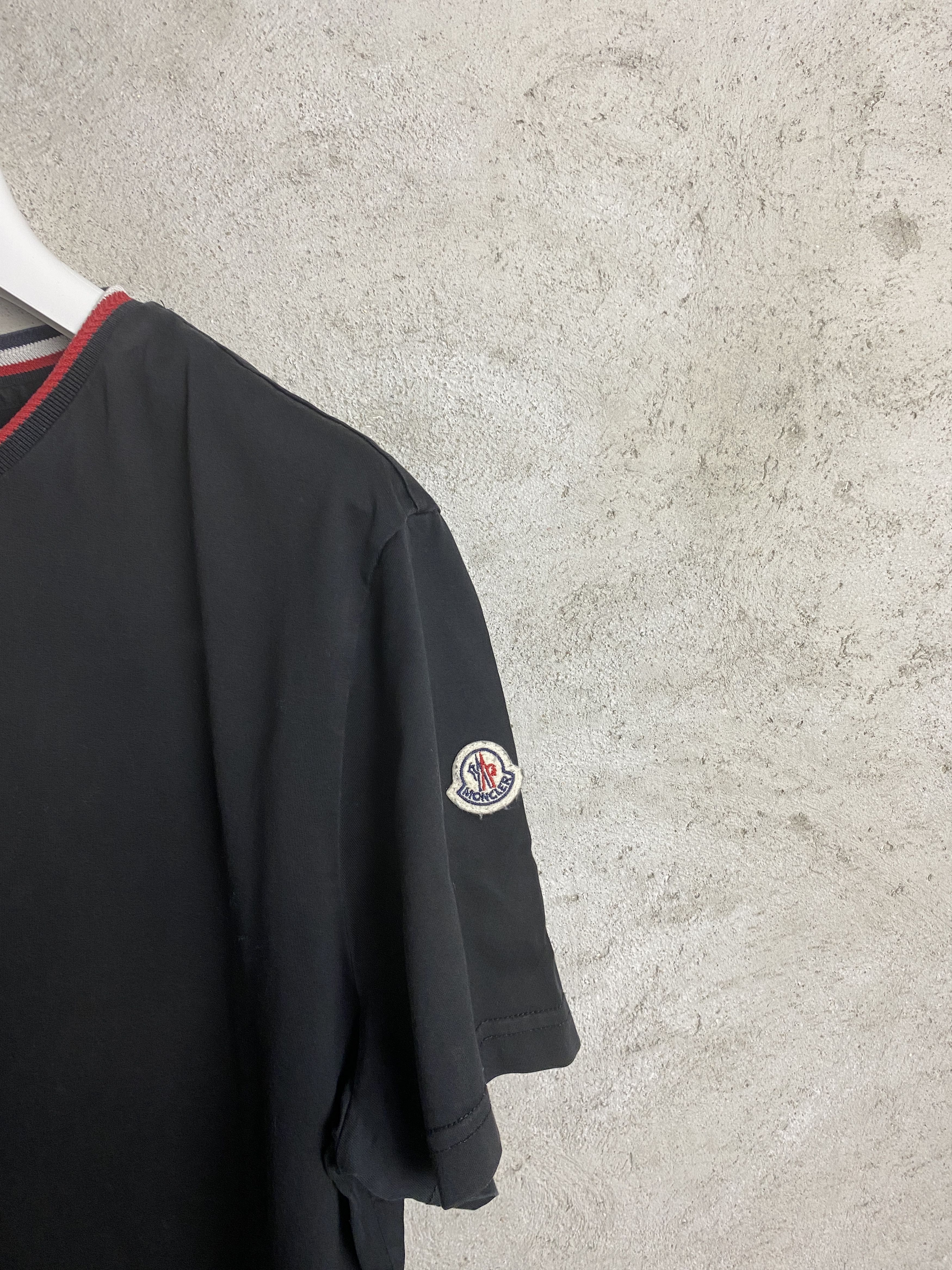 Moncler Moncler small arm logo t-shirt tee casual Size US XL / EU 56 / 4 - 3 Thumbnail