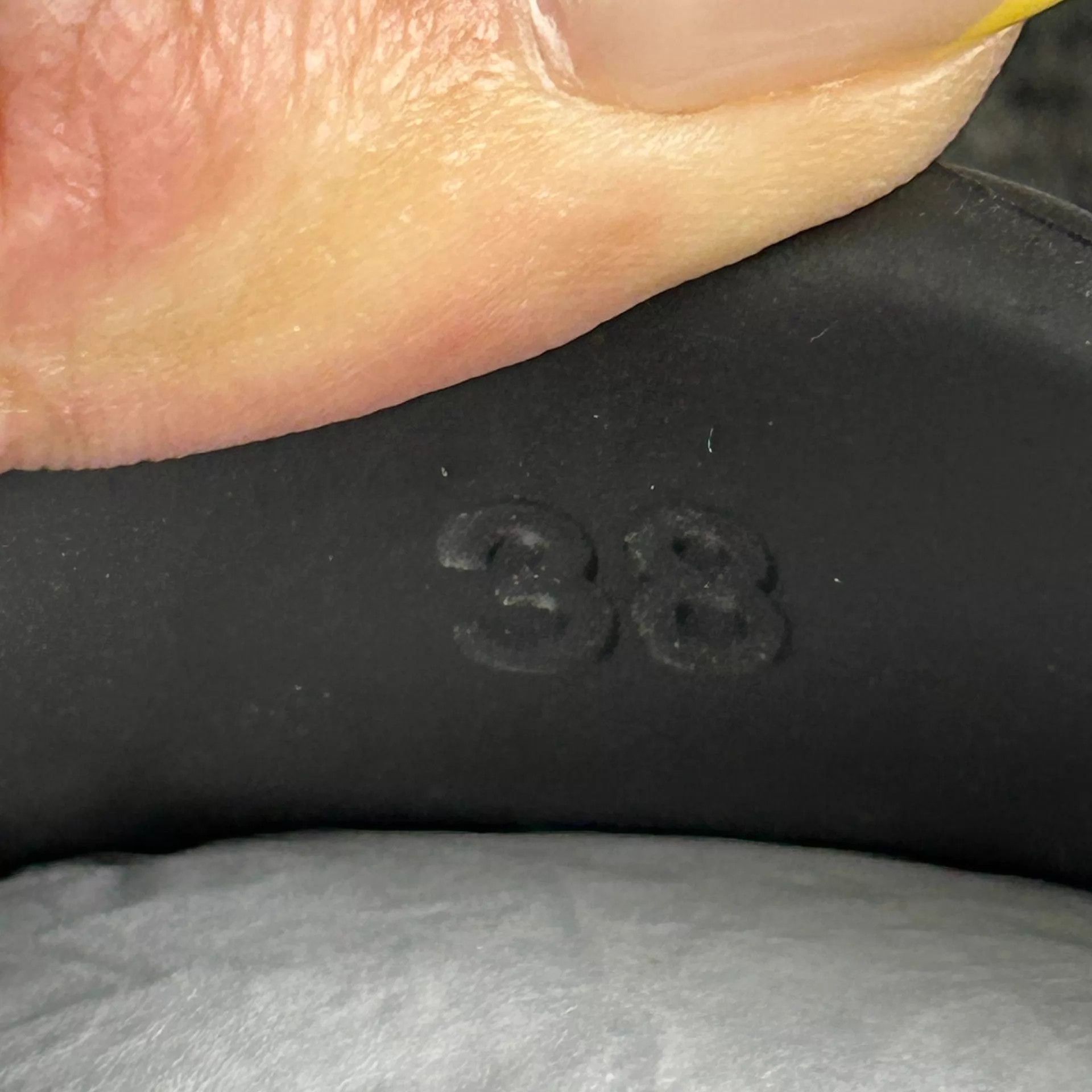 Louis Vuitton Louis Vuitton Black Monogram Slippers Size 38 Size US 7.5 / IT 37.5 - 7 Thumbnail