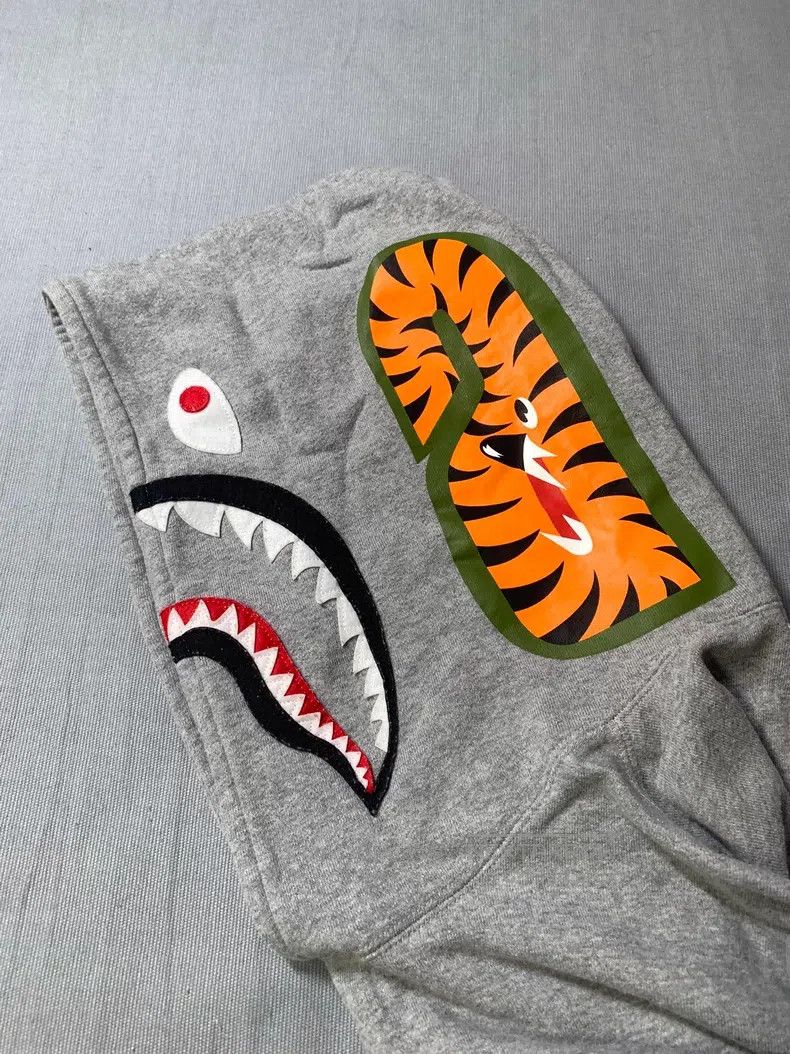 Bape BAPE Gray Shark Hooded Sweatshirt Size US L / EU 52-54 / 3 - 2 Thumbnail