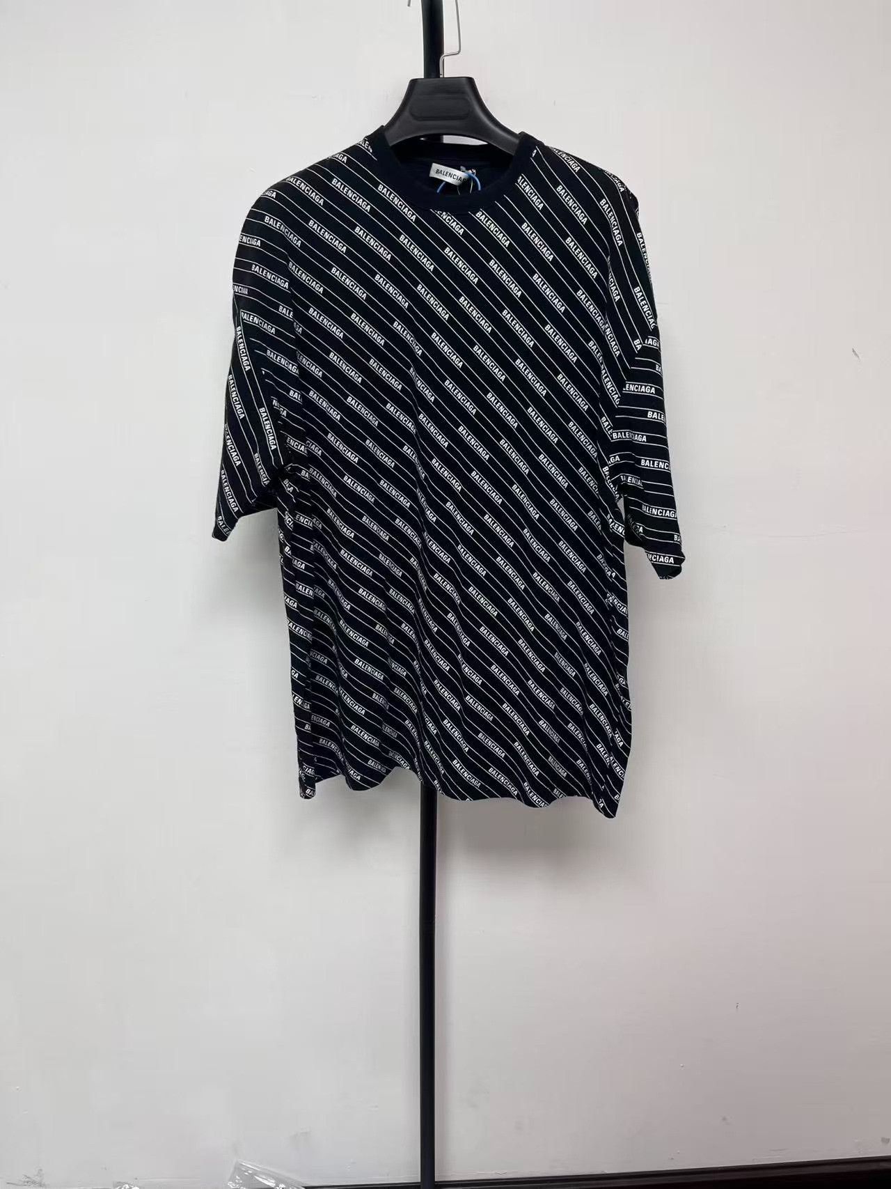 Balenciaga Balenciaga Men's Logo Print Round Neck T-Shirt Size US S / EU 44-46 / 1 - 1 Thumbnail