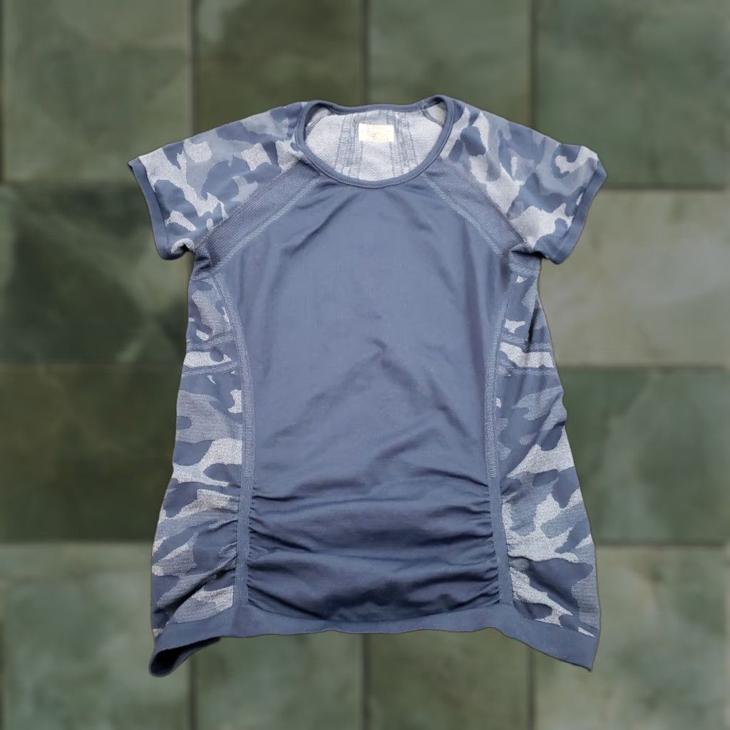 Athleta Athleta Shirt Womens Large Blue Camo Short Sleeve Crew Neck Yoga Casual Ruched Size L / US 10 / IT 46 - 1 Thumbnail