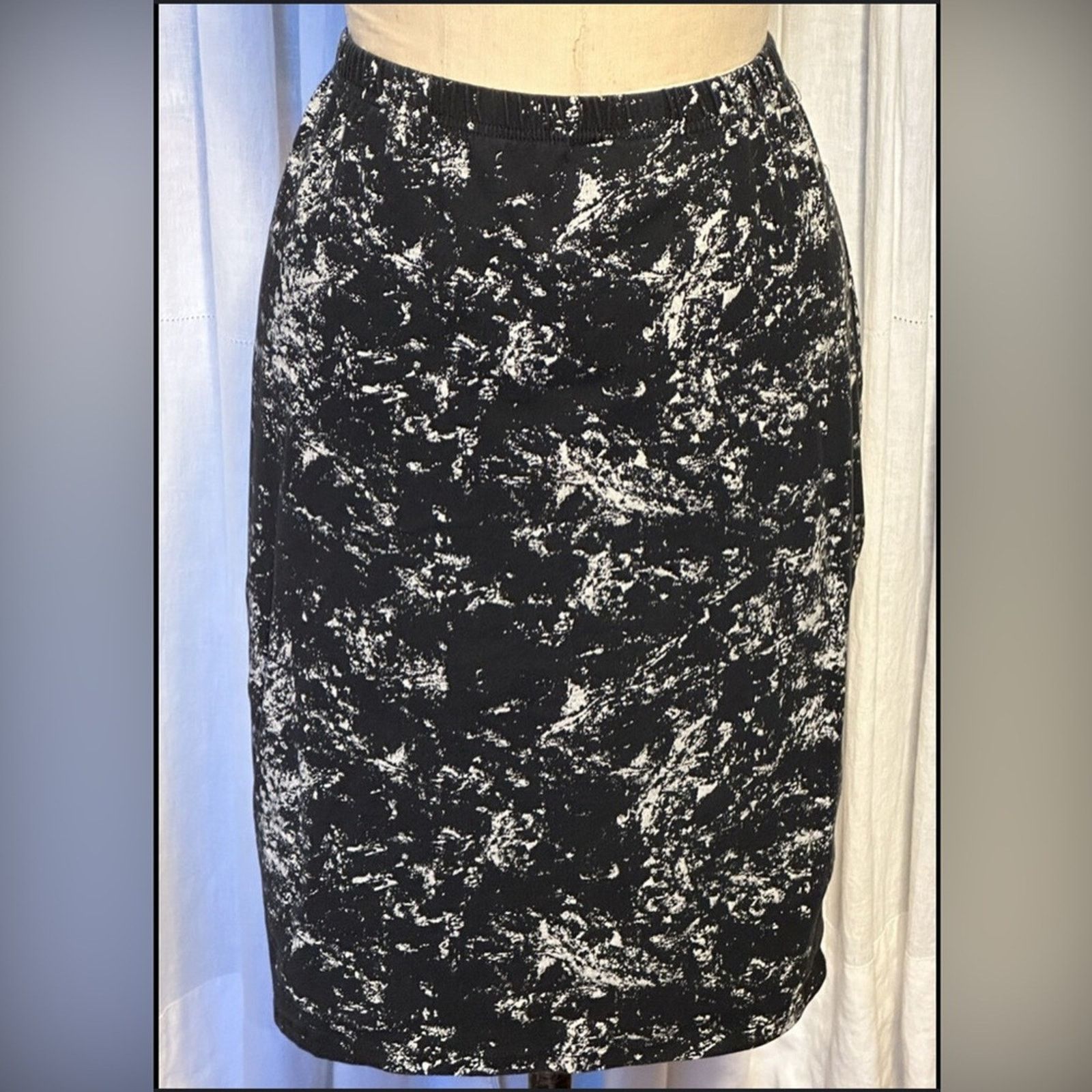 H&M H&M Basic Bleach Splattered Pull On Jersey Pencil Skirt Size 30" / US 8 / IT 44 - 2 Thumbnail