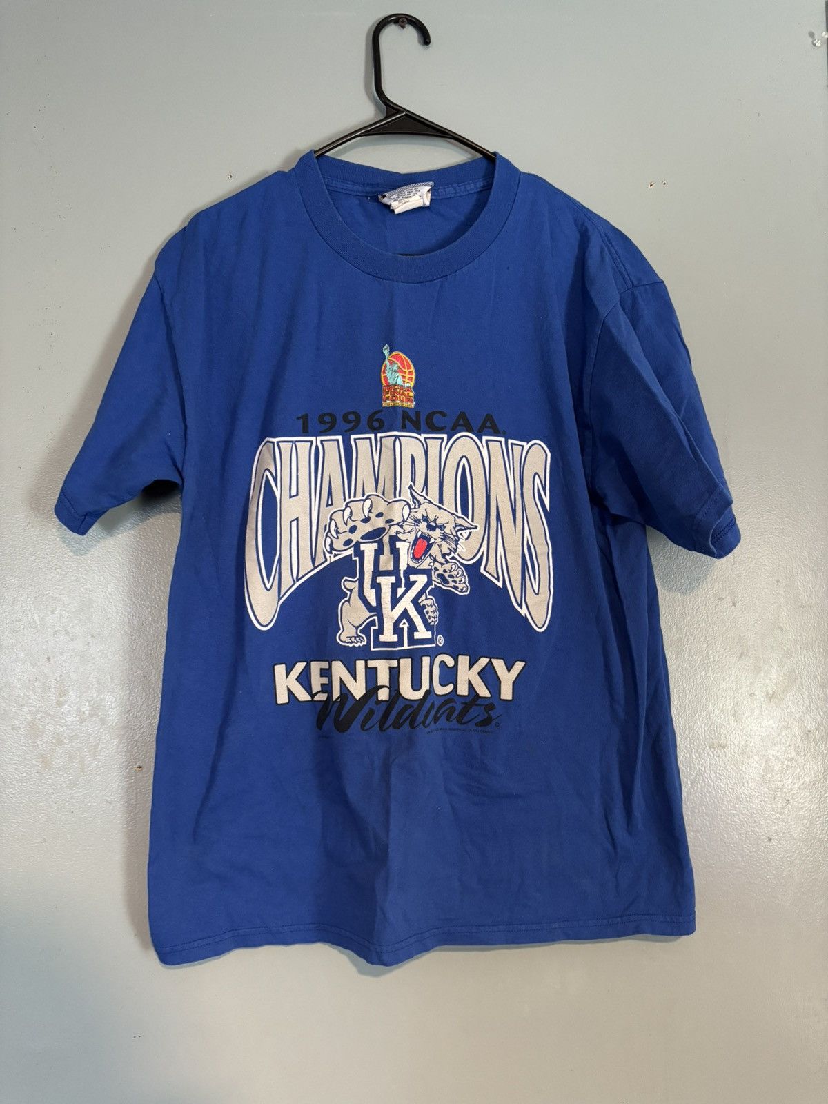 Vintage 1996 University of Kentucky Wildcats NCAA champions T-shirt Size US L / EU 52-54 / 3 - 1 Thumbnail