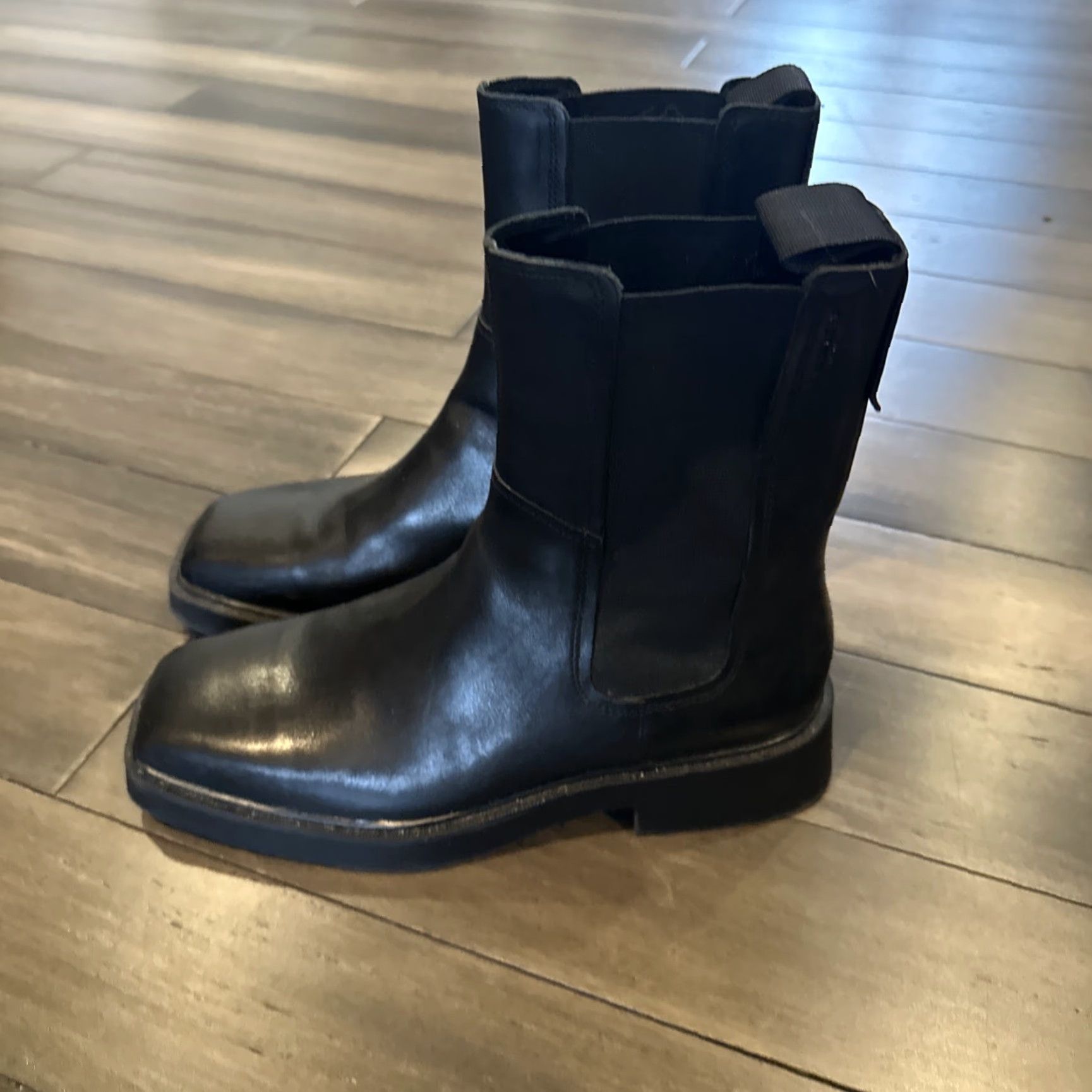 Vagabond Vagabond Shoemakers Jillian Leather Chelsea Bootie Women’s Chelsea Boot Black US 9 / EU 39 Block Heel Rubber Outsole Leather Lining Size US 9 / IT 39 - 3 Thumbnail