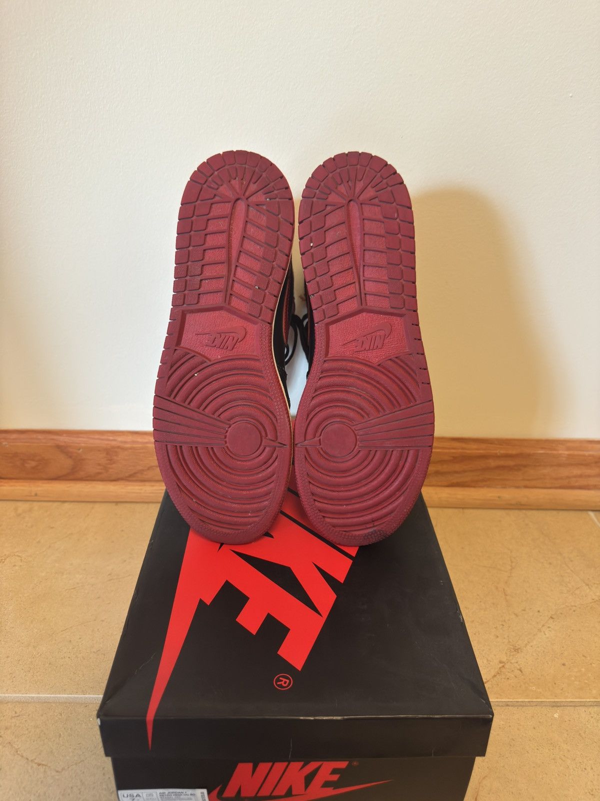 Jordan Brand Jordan 1 Retro High OG “Bred Banned” (2016) – GS Size 7Y Size US 7 / EU 40 - 5 Thumbnail