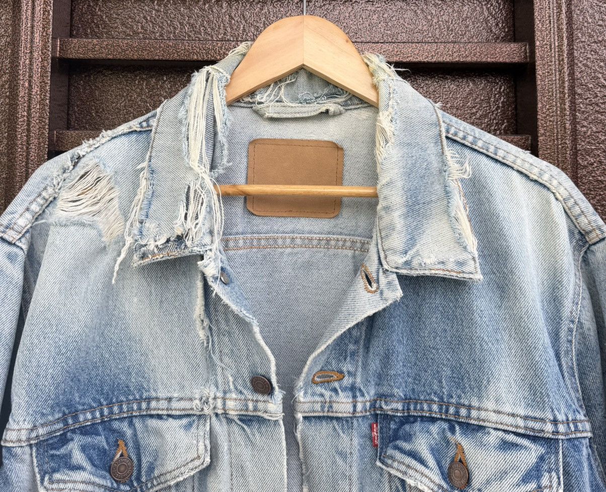 Levi's Vintage Levi’s Distressed Denim Light Wash Grunge Trucker Size US L / EU 52-54 / 3 - 19 Thumbnail